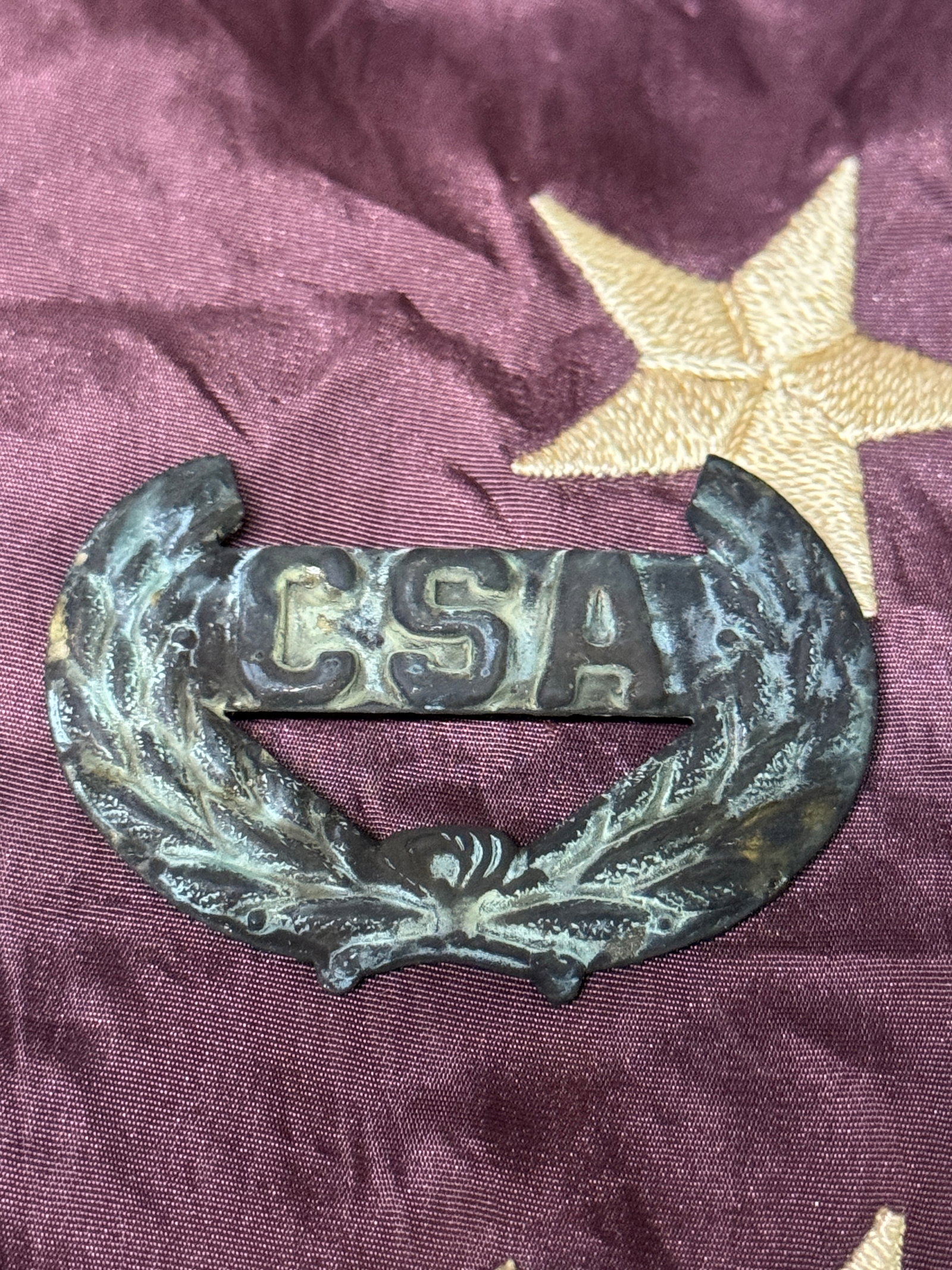 RARE CIVIL WAR CONFEDERATE CSA WITH WREATH BADGE INSIGNIA: RARE CIVIL WAR CONFEDERATE CSA WITH WREATH BADGE INSIGNIA. A RARE FIND THAT IS IN MINT OVERALL SHAPE AND CONIDITION WITH A BEAUTIFUL OVERALL PATINA. SHOWS GOOD WEAR AND USE. PLEASE VIEW ALL DETAILED P