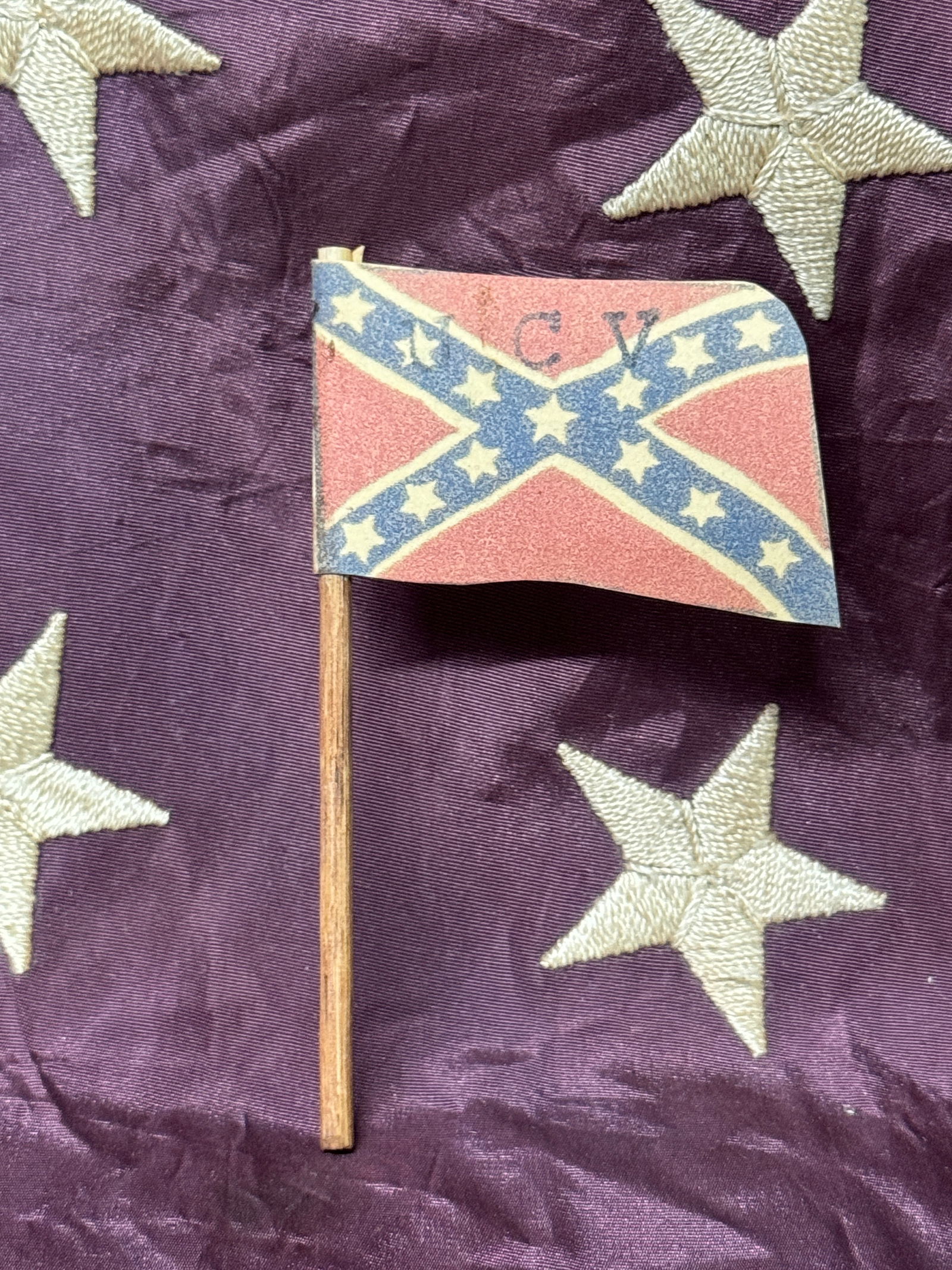 RARE CIVIL WAR UCV MINIATURE CONFEDERATE HAND-FLAG: RARE CIVIL WAR UCV MINIATURE CONFEDERATE HAND-FLAG. A RARE FIND THAT IS IN MINT OVERALL SHAPE AND CONIDITION WITH A BEAUTIFUL OVERALL PATINA. SHOWS GOOD WEAR AND USE. PLEASE VIEW ALL DETAILED PICTURES