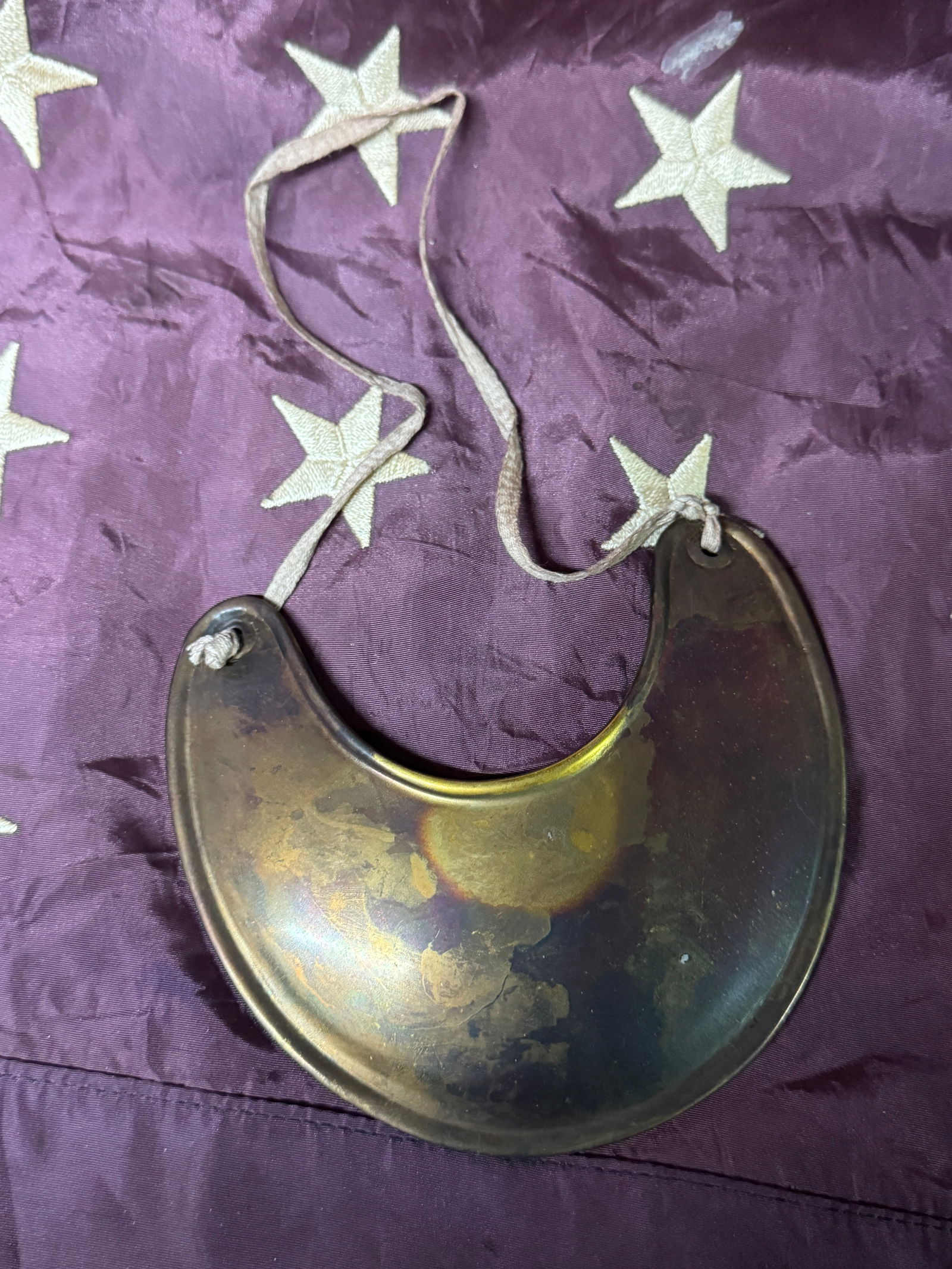 RARE REVOLUTIONARY WAR OFFICERS PLAIN GORGET: RARE REVOLUTIONARY WAR OFFICERS PLAIN GORGET. A RARE FIND THAT IS IN MINT OVERALL SHAPE AND CONIDITION WITH A BEAUTIFUL OVERALL PATINA. SHOWS GOOD WEAR AND USE. PLEASE VIEW ALL DETAILED PICTURES. A RA