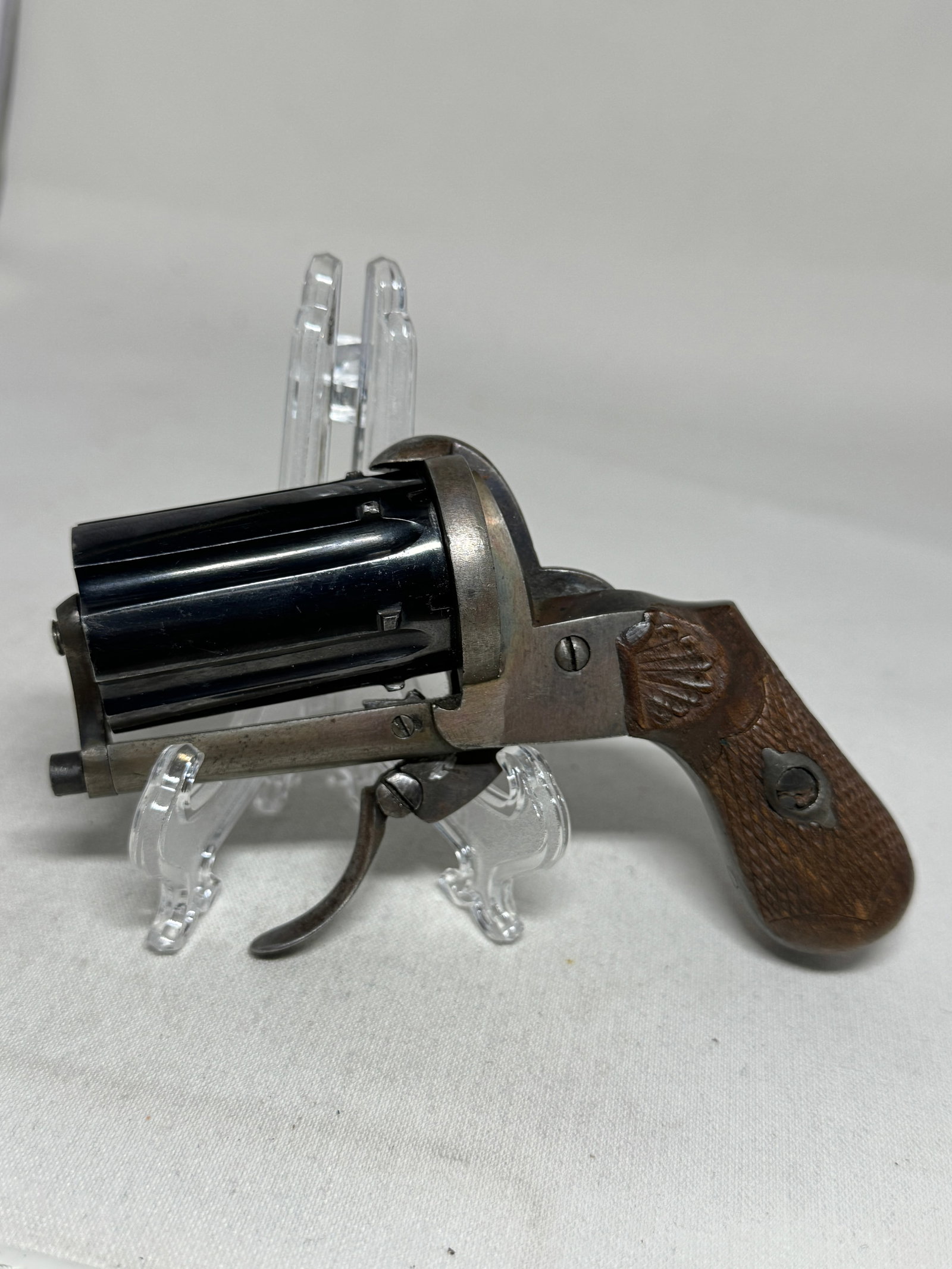 RARE 1860 CIVIL WAR BELGIAN LEFAUCHEUX PEPPERBOX PISTOL - 6 ROUNDS: RARE 1860 CIVIL WAR BELGIAN LEFAUCHEUX PEPPERBOX PISTOL - 6 ROUNDS. CAL. 7MM LEFAUCHEUX, LARGER PEPPERBOX, HOLDING SIX ROUNDS. THE CYLINDER WITH THE ORIGINAL BLUING THAT RETAINS MOST OF ITS ORIGINAL F