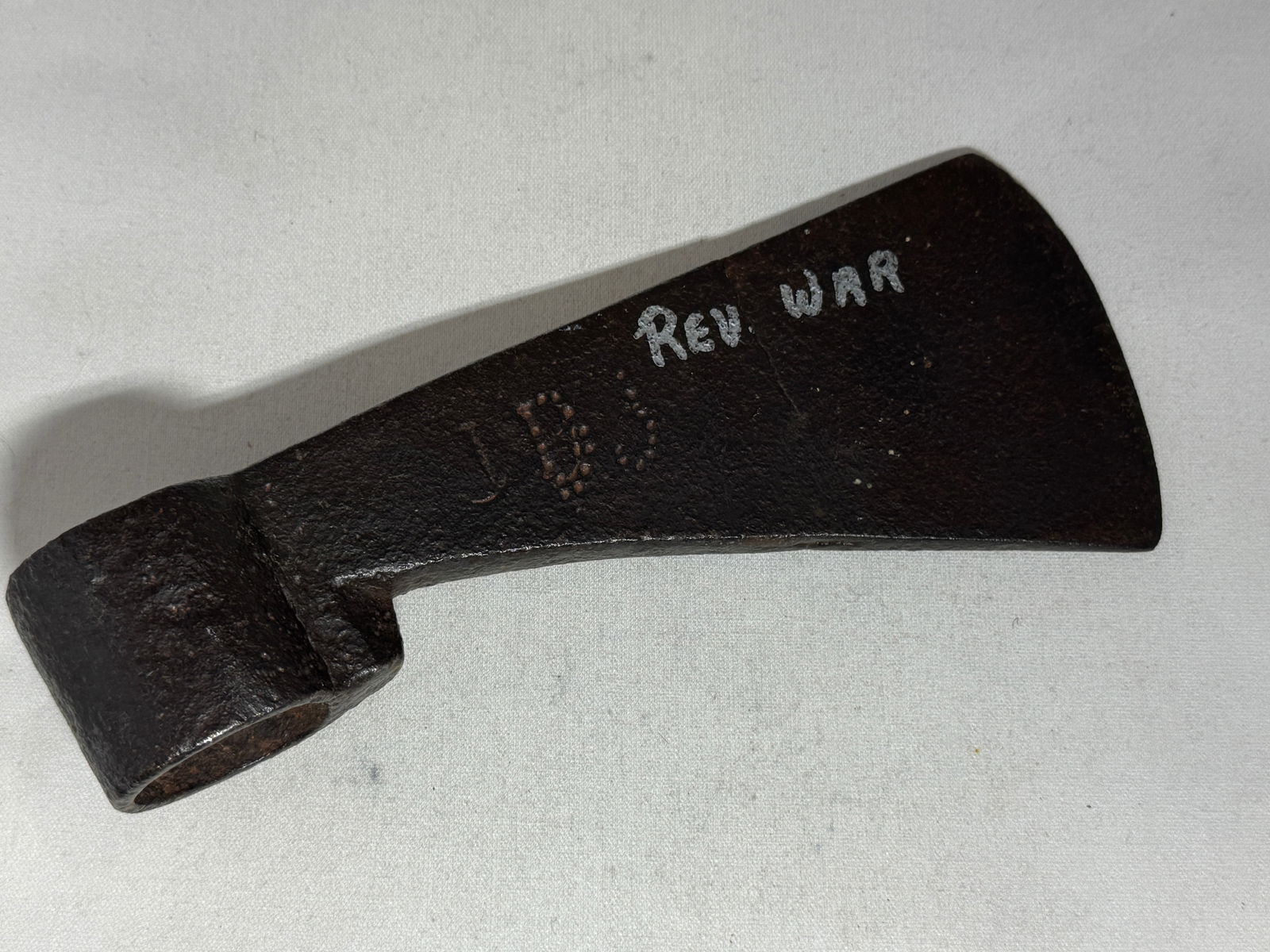 ID'D REVOLUTIONARY WAR TOMAHAWK BOARDING AXE HEAD: ID'D REVOLUTIONARY WAR TOMAHAWK BOARDING AXE HEAD. AN ULTRA RARE FIND. COMES FROM A MUSEUM COLLECTION OF ARTIFACTS. HAS THE ID OF THE ORIGINAL SOLDIER WHO OWNED IT. SHOWS GOOD WEAR AND USE WITH A BEAU