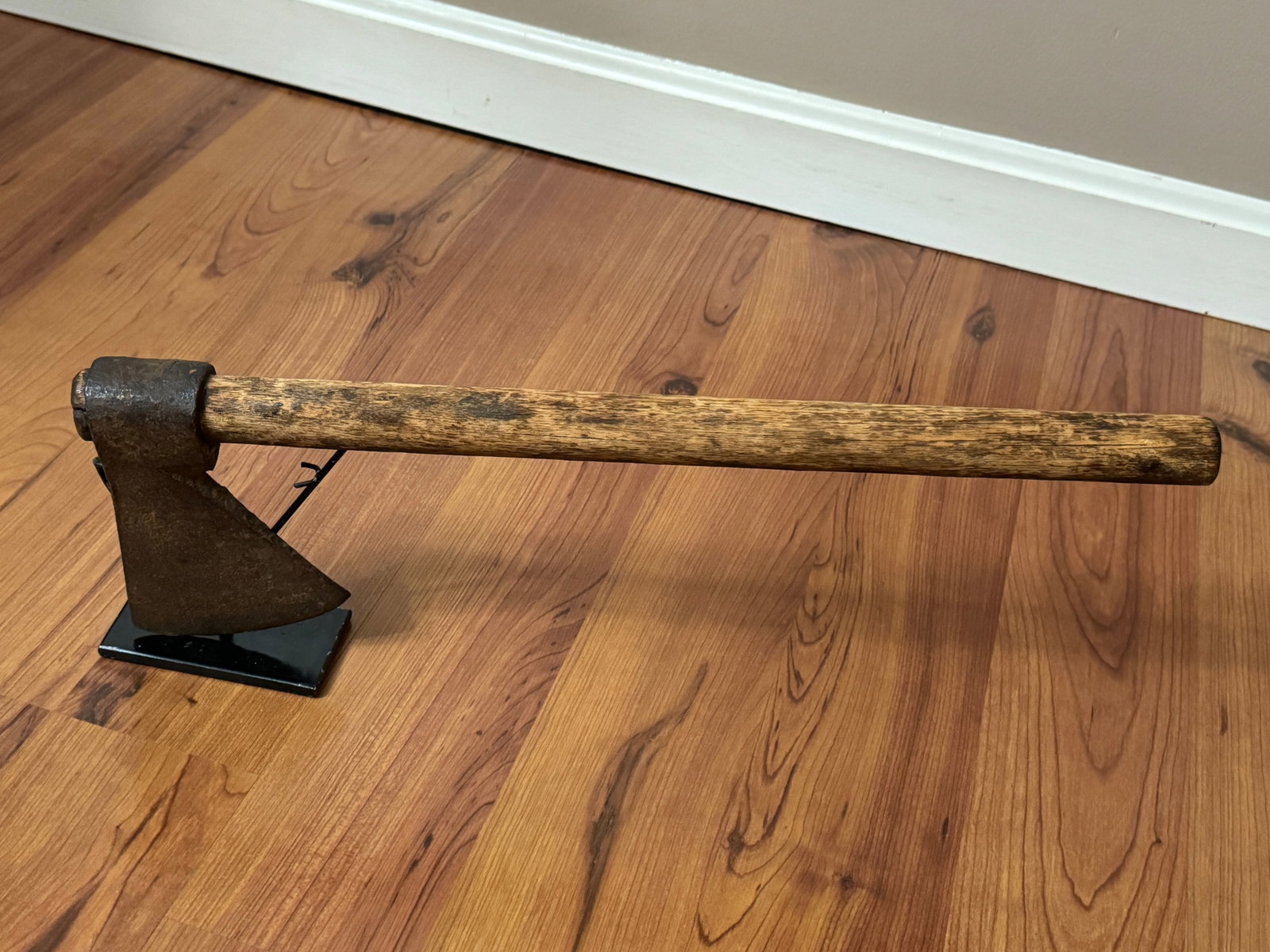 REVOLUTIONARY WAR BELT AXE WITH HAND FORGED IRON BLADE: REVOLUTIONARY WAR BELT AXE WITH HAND FORGED IRON BLADE. AN ULTRA RARE FIND THAT IS IN MINT OVERALL SHAPE AND PRISTINE CONDITION. VERY WELL PRESERVED AND COMES FROM A MUSEUM COLLECTION. A GREAT FIND AN