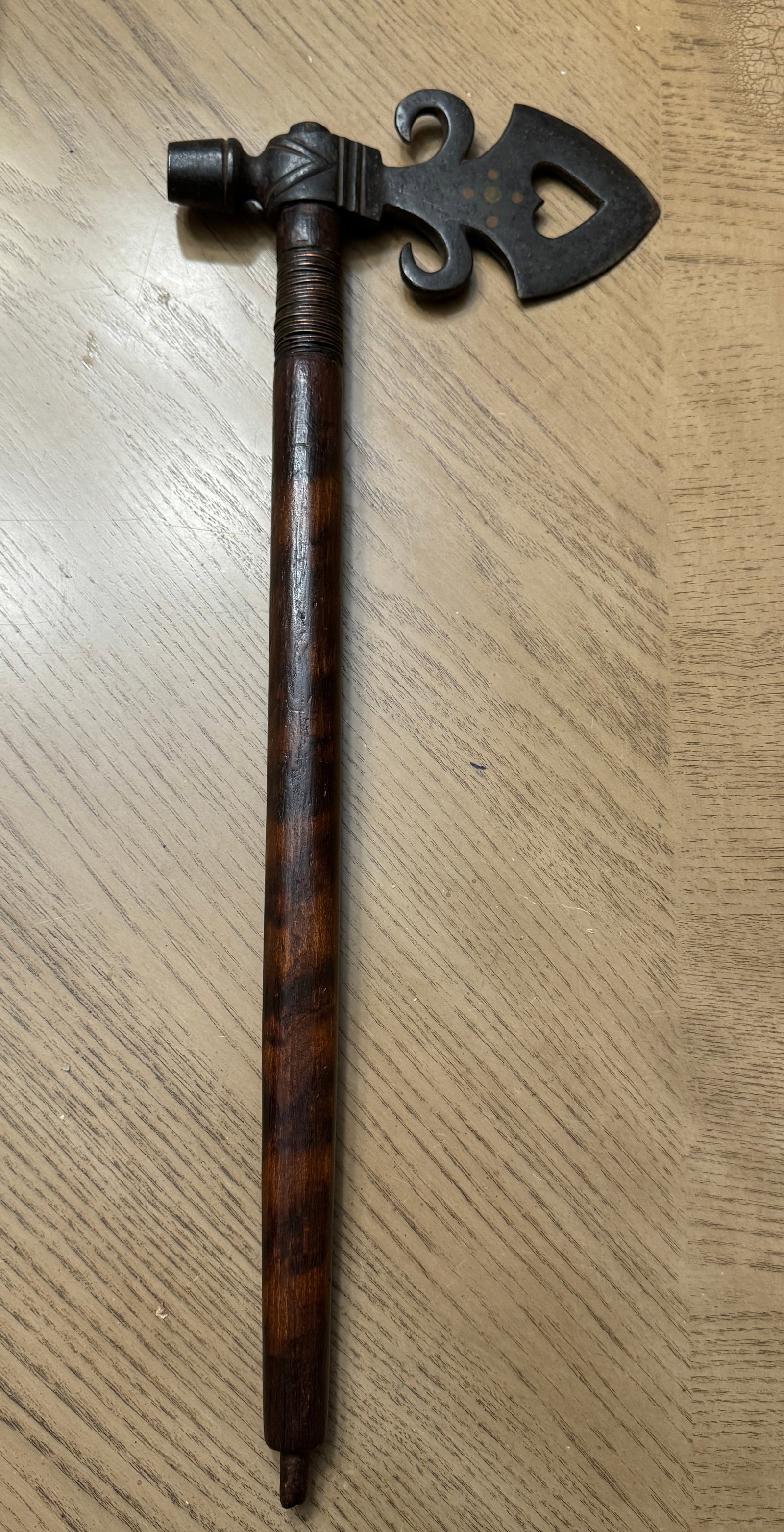 LATE 1700'S NATIVE AMERICAN HUDSON BAY PIPE TOMAHAWK AXE: LATE 1700'S NATIVE AMERICAN HUDSON BAY PIPE TOMAHAWK AXE. A VERY RARE AXE THAT IS IN MINT OVERALL SHAPE AND CONDITION WITH A BEAUTIFUL PATINA THROUGHOUT. APPEARS TO BE VERY WELL USED BUT ALSO COLLECTE