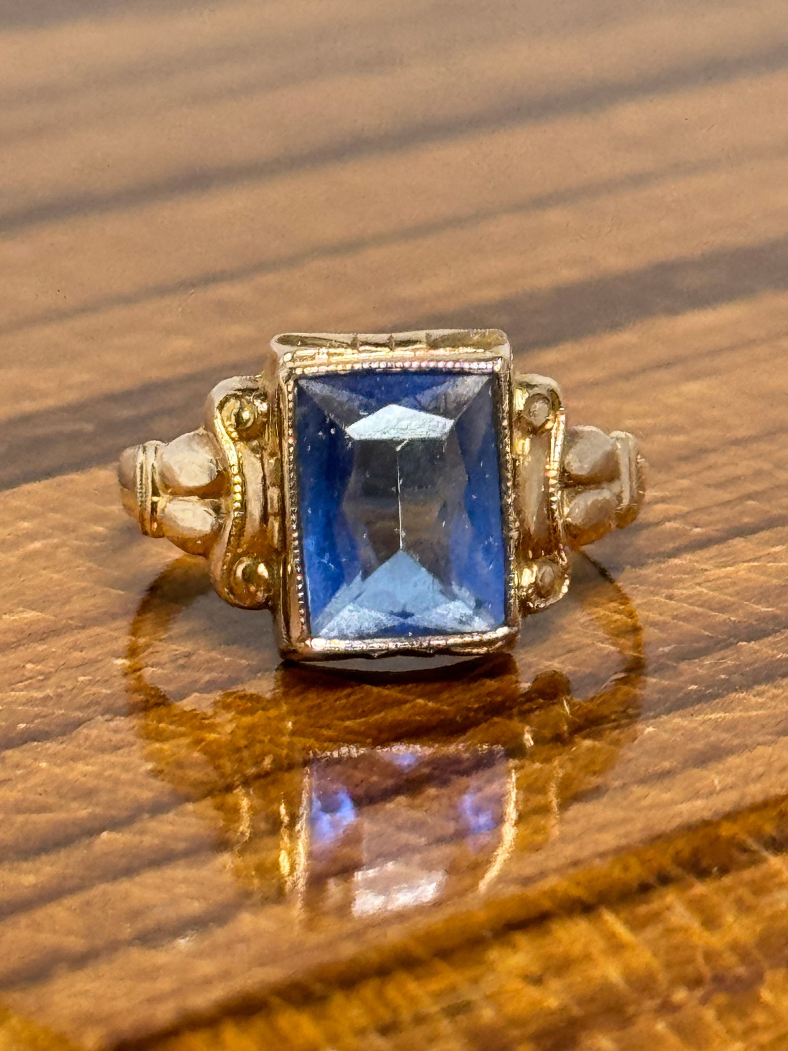 RETRO 10K GOLD SAPPHIRE COCKTAIL RING SZ 5: RETRO 10K GOLD SAPPHIRE COCKTAIL RING SZ 5. IN STUNNING SHAPE AND CONDITION. HAS A GREAT LOOK TO IT WITH AN EXCELLENT OVERALL EYE APPEAL. A GREAT FIND AND AN EXCELLENT ADDITION TO YOUR COLLECTION.