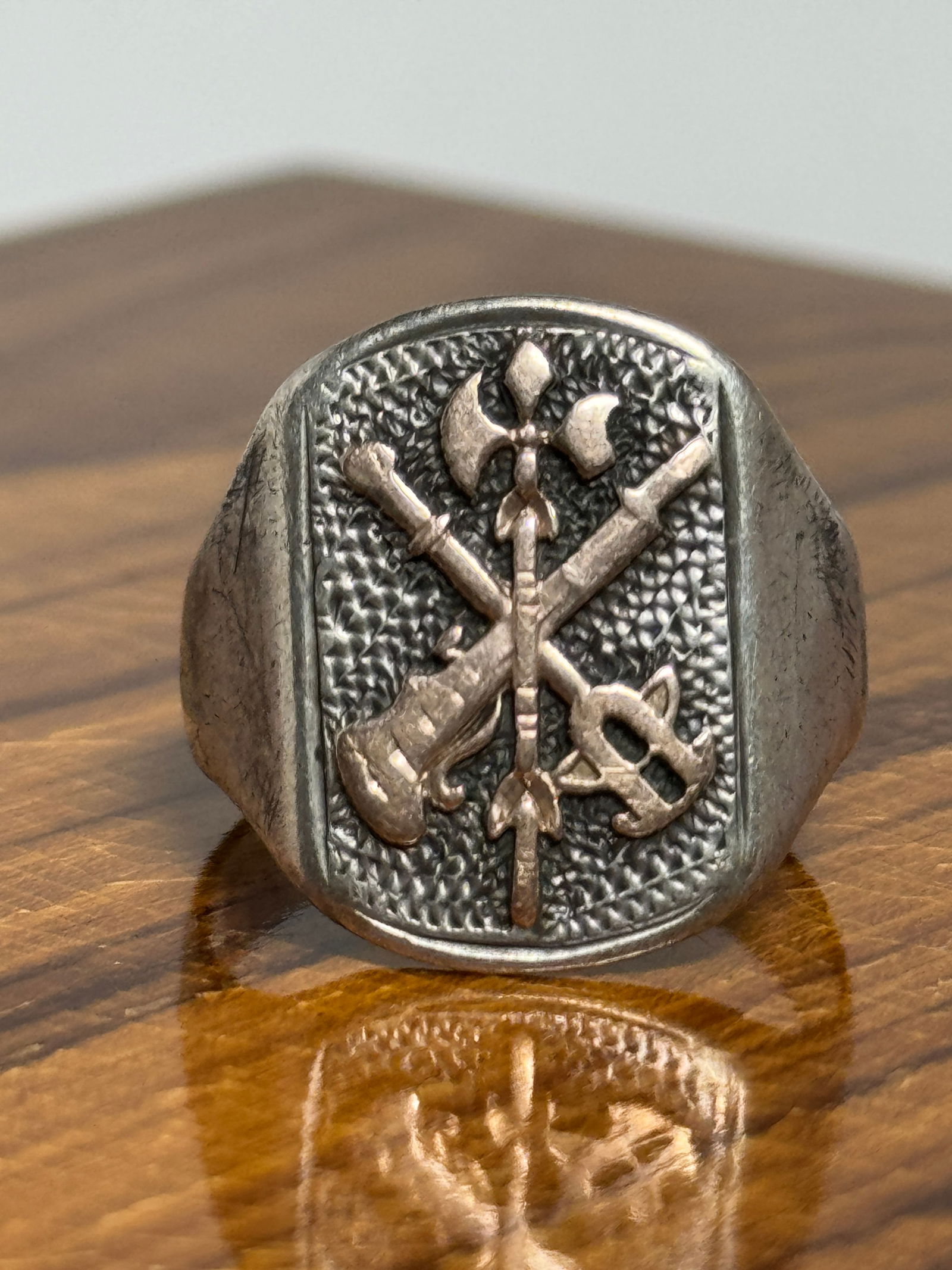 ANTIQUE GOLD AND SILVER VIKING WARRIOR RING: ANTIQUE GOLD AND SILVER VIKING WARRIOR RING. A VERY RARE FIND. IT IS IN MINT OVERALL SHAPE AND CONDITION WITH A BEAUTIFUL OVERALL PATINA. BEAUTIFULLY HAND CRAFTED VIKING RING. PLEASE VIEW ALL DETAILED