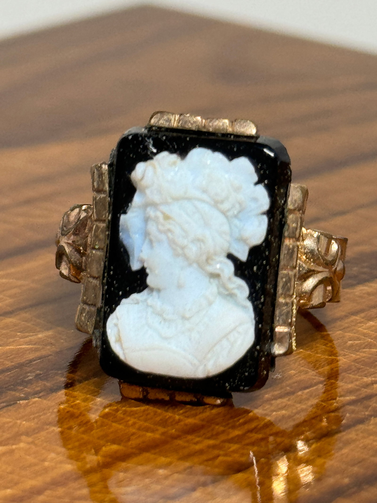 ART DECO 18K GOLD CAMEO RING SZ 8.5, 6.81 GRAMS: ART DECO 18K GOLD CAMEO RING SZ 8.5, 6.81 GRAMS. A RARE FIND. IT IS IN MINT OVERALL SHAPE AND CONDITION WITH A BEAUTIFUL OVERALL PATINA. BEAUTIFUL ANTIQUE RING WITH A LOT OF CHARACTER. A GREAT FIND AN