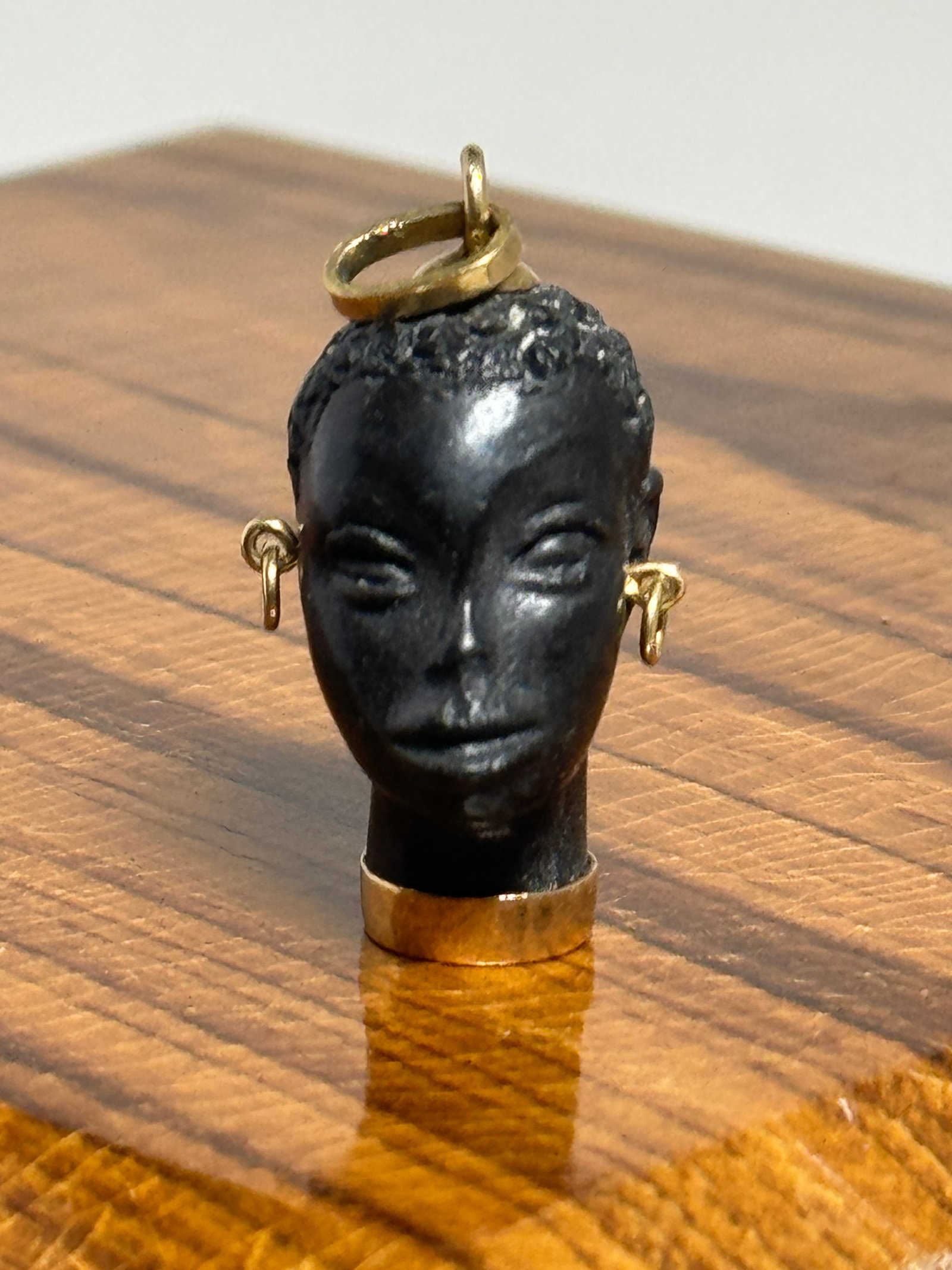 ITALIAN 18K GOLD AND CARVED EBONY BLACKMOOR CHARM: ITALIAN 18K GOLD AND CARVED EBONY BLACKMOOR CHARM. A BEAUTIFULLY CRAFTED AND VERY WELL MADE ITALIAN CHARM. HAS A GREAT LOOK TO IT WITH AN EXCELLENT OVERALL EYE APPEAL. PLEASE VIEW ALL DETAILED PICTURE