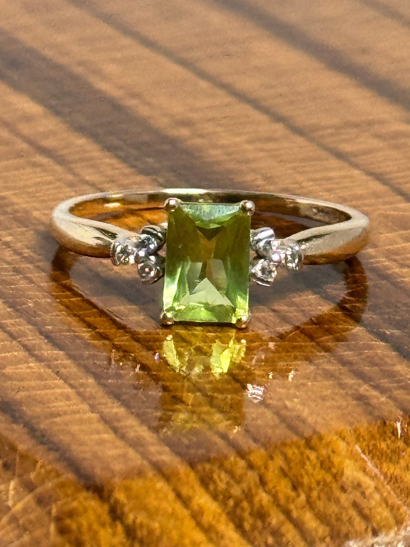 ESTATE 14K GOLD PERIDOT AND DIAMONDS COCKTAIL RING SZ 7: ESTATE 14K GOLD PERIDOT AND DIAMONDS COCKTAIL RING SZ 7. IT IS IN MINT OVERALL SHAPE AND CONDITION. HAS A GREAT LOOK TO IT WITH AN EXCELLENT OVERALL EYE APPEAL. PLEASE VIEW ALL DETAILED PICTURES. A GR