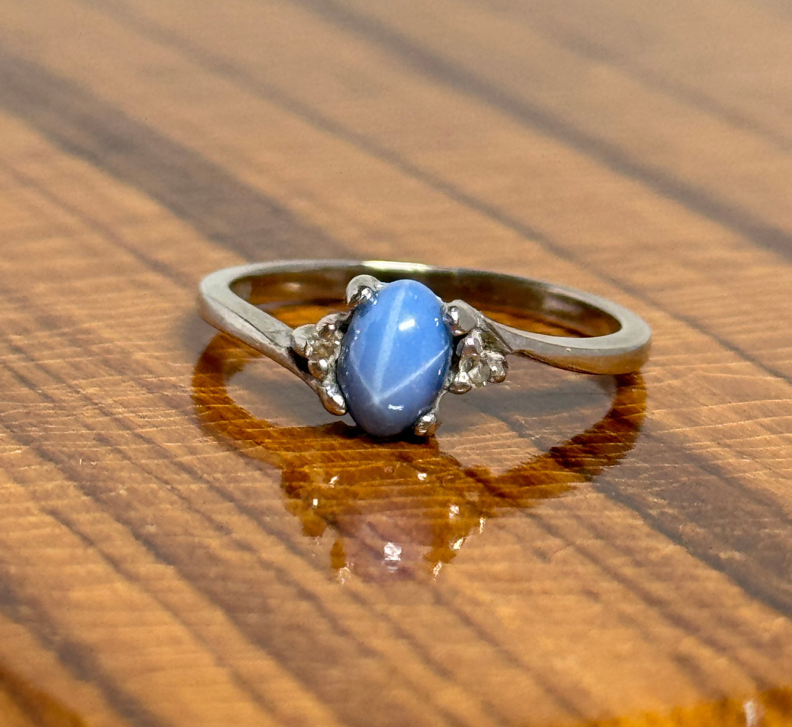 ESTATE 10K GOLD STAR SAPPHIRE COCKTAIL RING SZ 5.5: ESTATE 10K GOLD STAR SAPPHIRE COCKTAIL RING SZ 5.5. IT IS IN MINT OVERALL SHAPE AND CONDITION. HAS A GREAT LOOK TO IT WITH AN EXCELLENT OVERALL EYE APPEAL. PLEASE VIEW ALL DETAILED PICTURES. A GREAT F