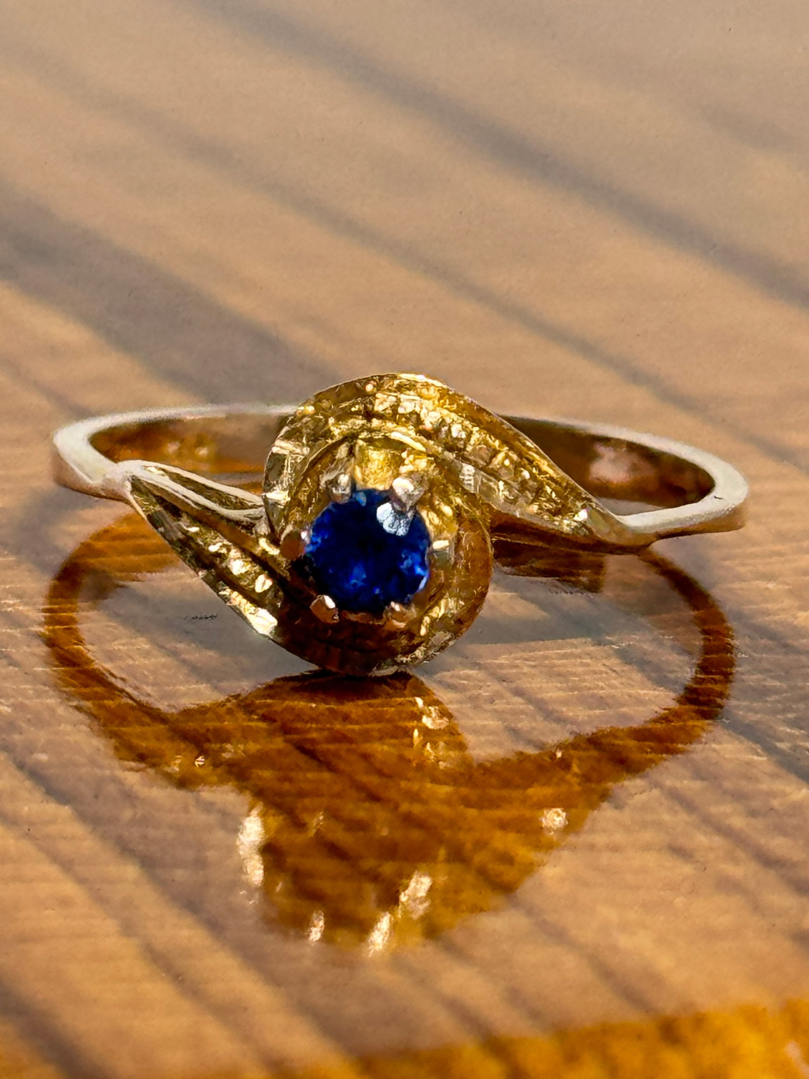 ESTATE 14K GOLD WITH SAPPHIRE COCKTAIL RING SZ 6: ESTATE 14K GOLD WITH SAPPHIRE COCKTAIL RING SZ 6. IT IS IN MINT OVERALL SHAPE AND CONDITION. HAS A GREAT LOOK TO IT WITH AN EXCELLENT OVERALL EYE APPEAL. PLEASE VIEW ALL DETAILED PICTURES. A GREAT FIN