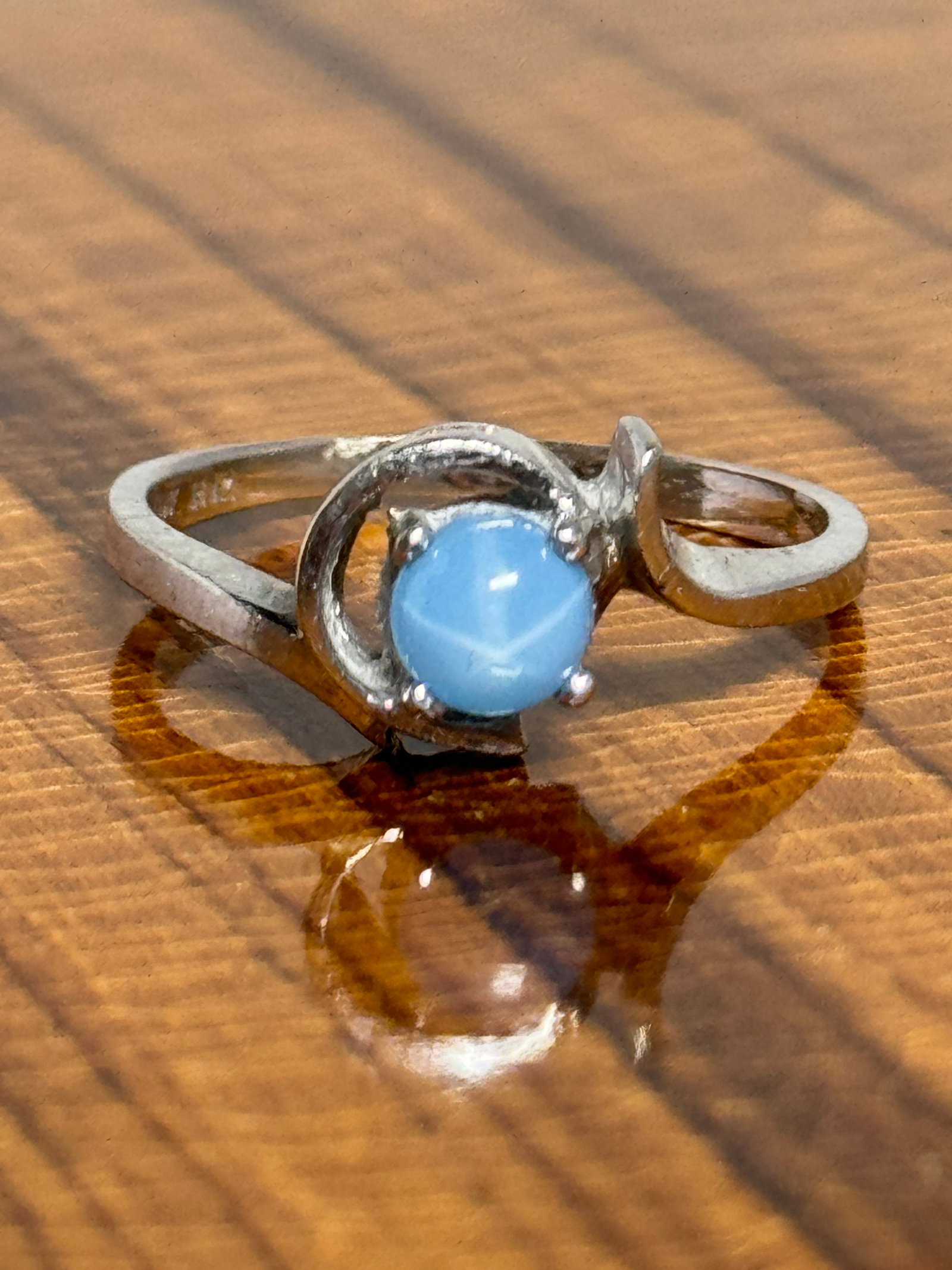 10K WHITE GOLD STAR SAPPHIRE COCKTAIL RING SZ 7: 10K WHITE GOLD STAR SAPPHIRE COCKTAIL RING SZ 7. IT IS IN MINT OVERALL SHAPE AND CONDITION. HAS A GREAT LOOK TO IT WITH AN EXCELLENT OVERALL EYE APPEAL. PLEASE VIEW ALL DETAILED PICTURES. A GREAT FIND