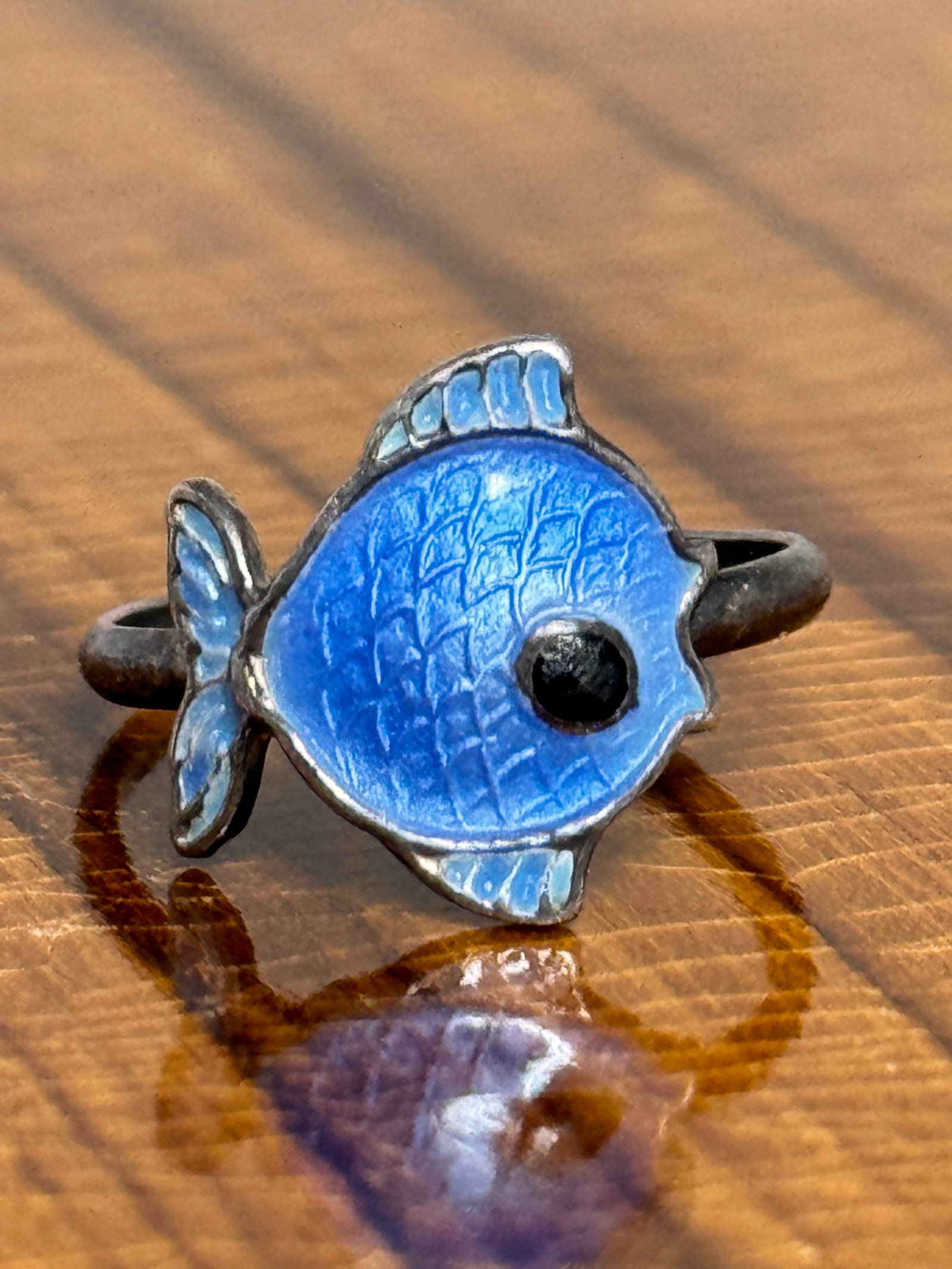 ESTATE STERLING SILVER ENAMELED FISH COCKTAIL RING SZ 4: ESTATE STERLING SILVER ENAMELED FISH COCKTAIL RING SZ 4. IT IS IN MINT OVERALL SHAPE AND CONDITION. HAS A GREAT LOOK TO IT WITH AN EXCELLENT OVERALL EYE APPEAL. PLEASE VIEW ALL DETAILED PICTURES. A GR