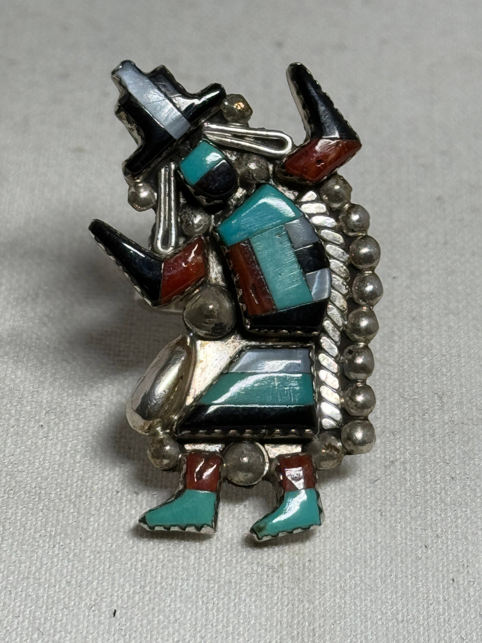 NATIVE AMERICAN ZUNI G&P VACIT STERLING SILVER KACHINA RAINBOW DANCER RING SZ 8: VINTAGE ZUNI G&P VACIT STERLING SILVER KACHINA RAINBOW DANCER RING SZ 8. A RARE RING THAT IS IN MINT OVERALL SHAPE AND CONDITION. SIGNED ON THE REAR. HAS A GREAT LOOK TO IT WITH AN EXCELLENT OVERALL E
