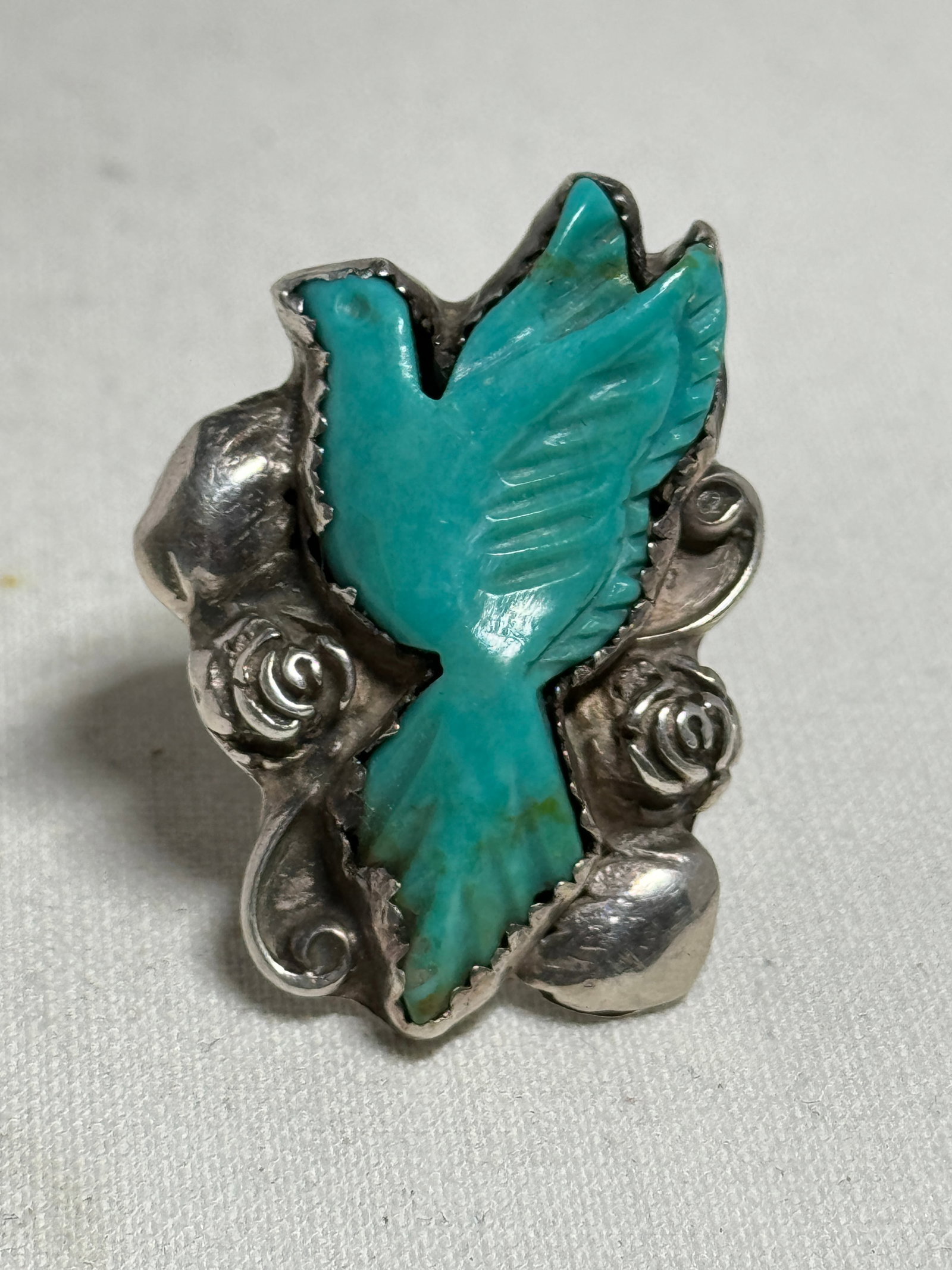 NATIVE AMERICAN STERLING SILVER CARVED TURQUOISE FLYING DOVE RING SZ 8: NATIVE AMERICAN STERLING SILVER CARVED TURQUOISE FLYING DOVE RING SZ 8. A BEAUTIFUL RING. APPEARS TO BE HAND-MADE. HAS A GREAT LOOK TO IT WITH AN EXCELLENT OVERALL EYE APPEAL. RING DEPICTS A FLYING DO