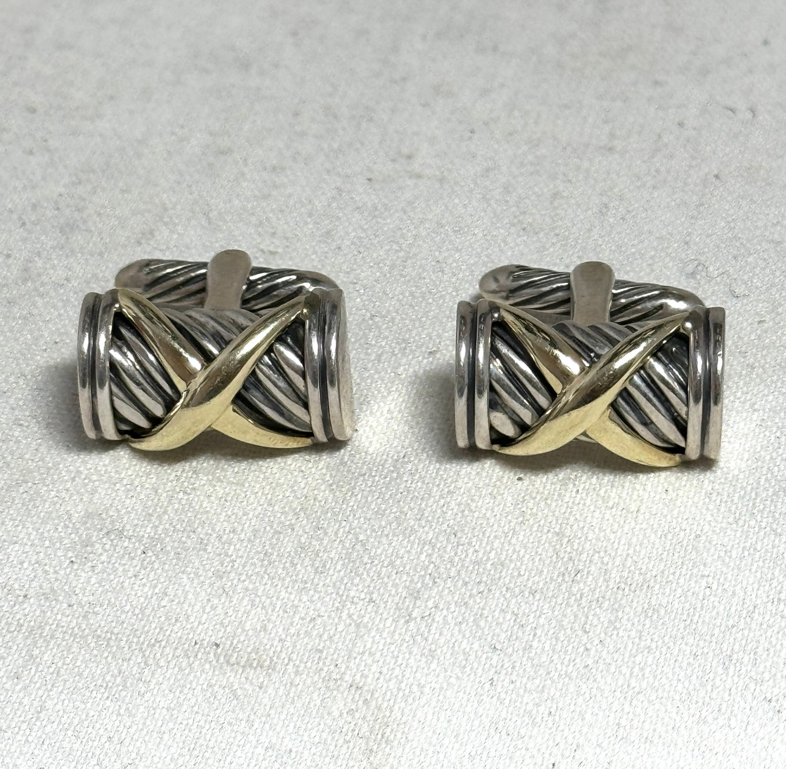 DAVID YURMAN MENS 14K GOLD AND STERLING SILVER CUFFLINKS: DAVID YURMAN MENS 14K GOLD AND STERLING SILVER CUFFLINKS. A VERY RARE FIND. IT IS IN MINT OVERALL SHAPE AND CONDITION. MARKED DY WITH 585 AND 925 STERLING SILVER. HAS A GREAT LOOK TO IT WITH AN EXCELL