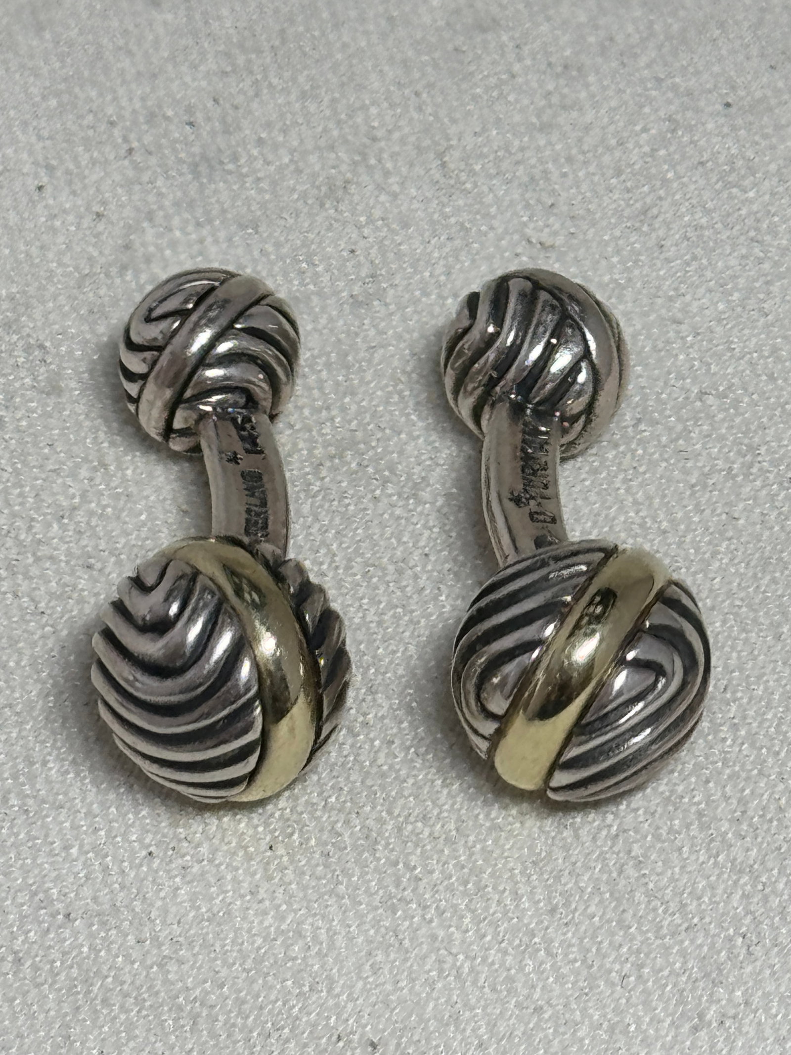 DAVID YURMAN MENS 14K GOLD AND STERLING SILVER CUFFLINKS: DAVID YURMAN MENS 14K GOLD AND STERLING SILVER CUFFLINKS. A VERY RARE FIND. IT IS IN MINT OVERALL SHAPE AND CONDITION. MARKED DY WITH 585 AND 925 STERLING SILVER. HAS A GREAT LOOK TO IT WITH AN EXCELL