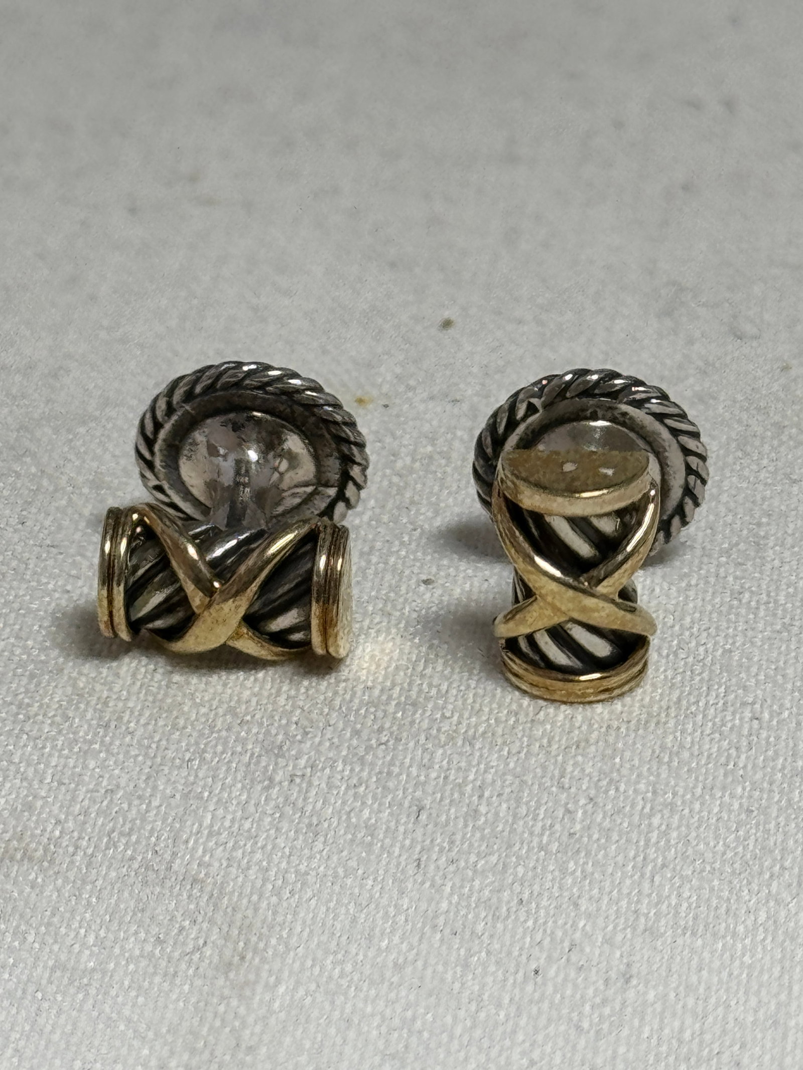 DAVID YURMAN MENS 14K GOLD AND STERLING SILVER CUFFLINKS: DAVID YURMAN MENS 14K GOLD AND STERLING SILVER CUFFLINKS. A VERY RARE FIND. IT IS IN MINT OVERALL SHAPE AND CONDITION. MARKED DY WITH 585 AND 925 STERLING SILVER. HAS A GREAT LOOK TO IT WITH AN EXCELL