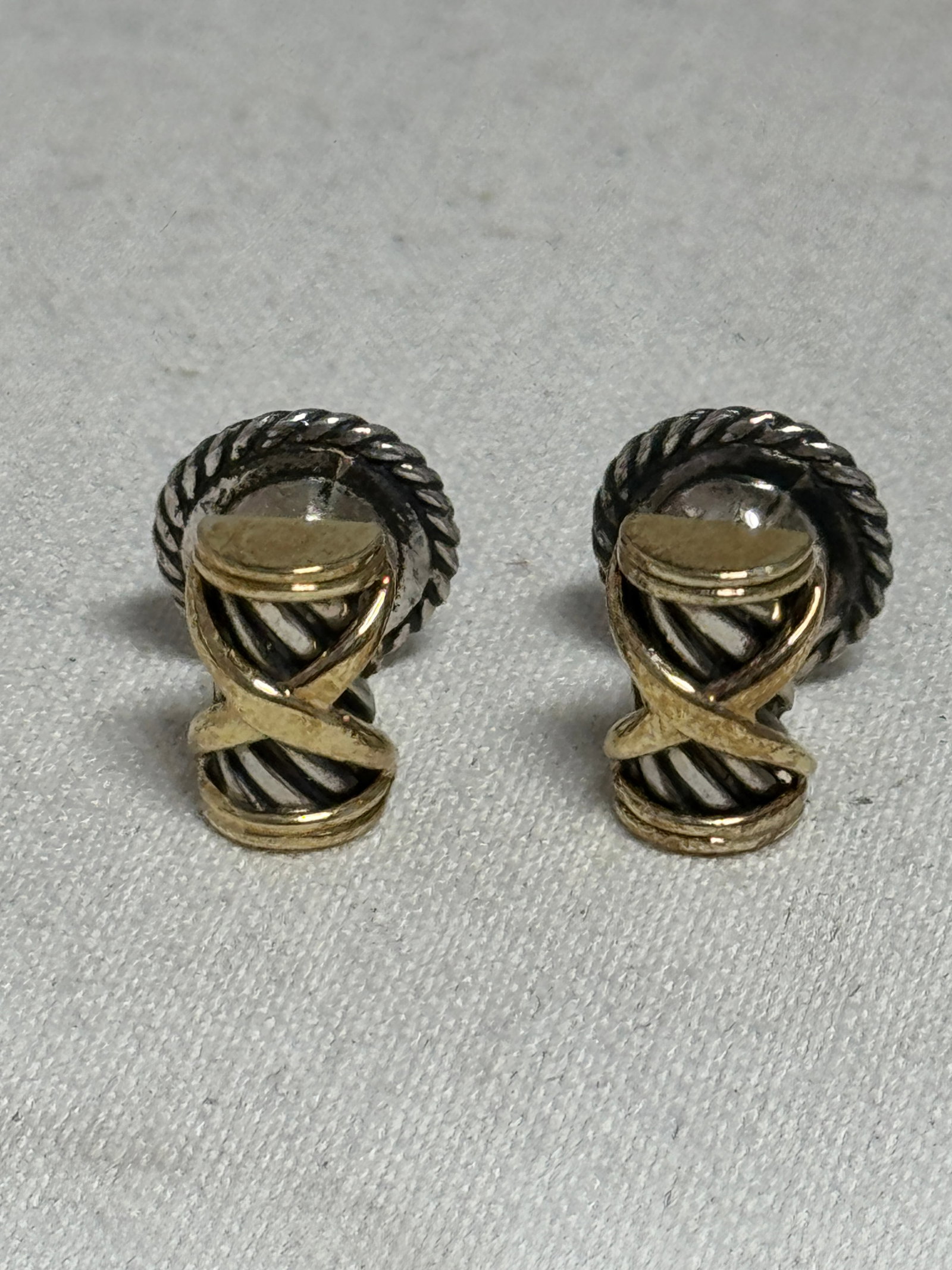 DAVID YURMAN MENS 14K GOLD AND STERLING SILVER CUFFLINKS: DAVID YURMAN MENS 14K GOLD AND STERLING SILVER CUFFLINKS. A VERY RARE FIND. IT IS IN MINT OVERALL SHAPE AND CONDITION. MARKED DY WITH 585 AND 925 STERLING SILVER. HAS A GREAT LOOK TO IT WITH AN EXCELL