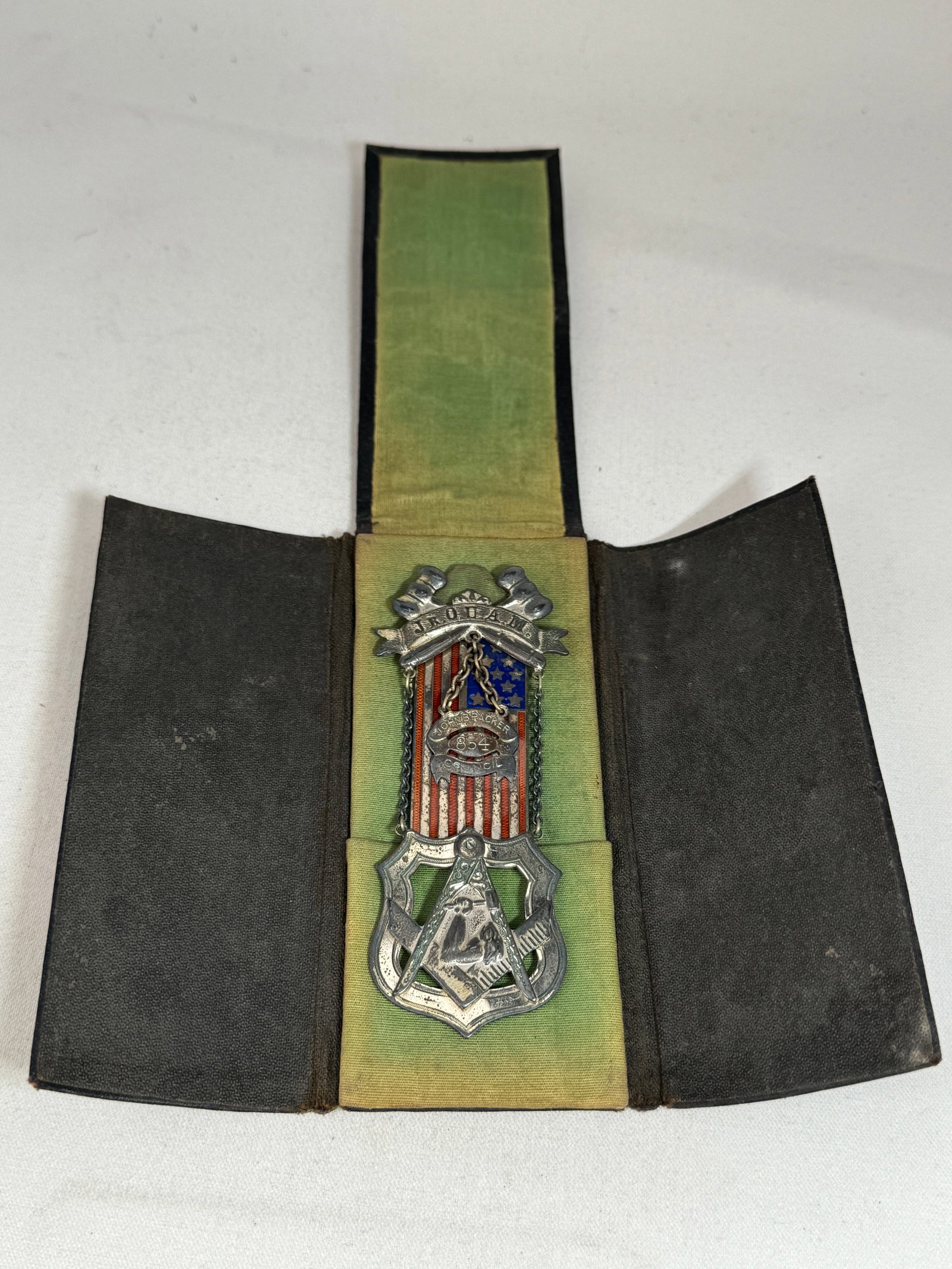 ANTIQUE 1800'S MASONIC COUNCIL MEMBERS STERLING SILVER BROOCH BADGE IN ORIG. CASE: ANTIQUE 1800'S MASONIC COUNCIL MEMBERS STERLING SILVER BROOCH BADGE IN ORIG. CASE. A RARE FIND. IT IS IN MINT OVERALL SHAPE AND CONDITION WITH A BEAUTIFUL OVERALL PATINA. HAS A GREAT LOOK TO IT WITH A