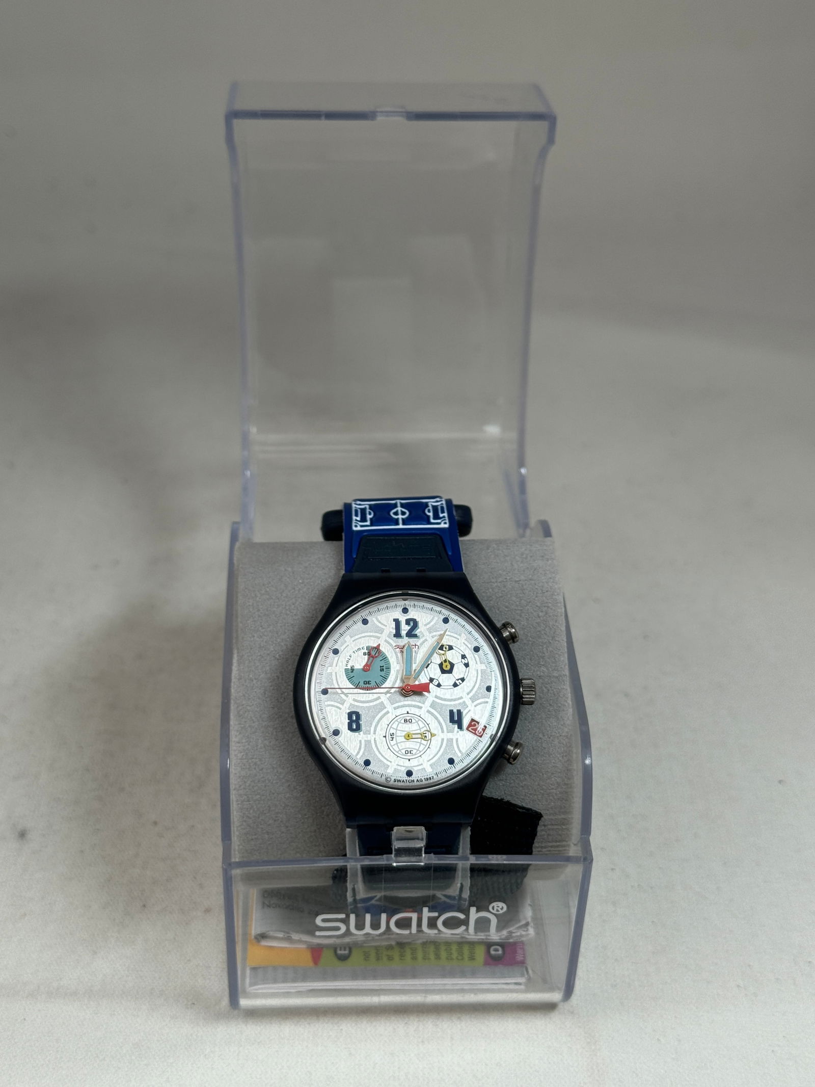 UNISEX SWATCH WATCH WITH FOOTBALL/SOCCER MOTIF: UNISEX SWATCH WATCH WITH FOOTBALL/SOCCER MOTIF. A RARE FIND. IT IS IN MINT OVERALL SHAPE AND CONDITION. HAS A GREAT LOOK TO IT WITH AN EXCELLENT OVERALL EYE APPEAL. THIS IS BRAND NEW AND NOT USED. A G