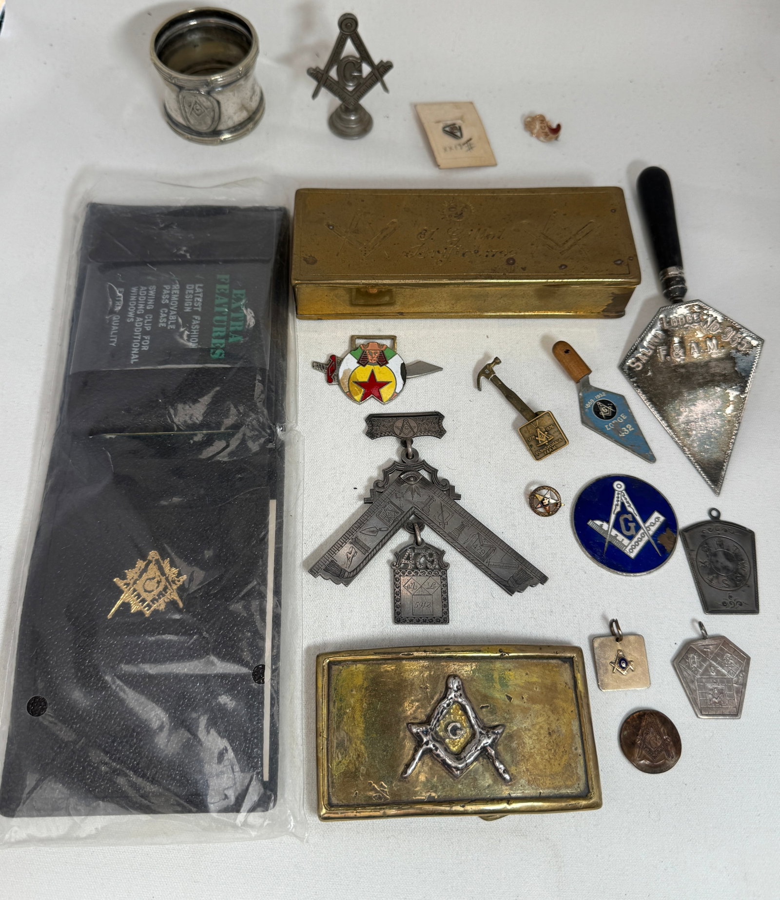 ESTATE COLLECTION LOT OF MASONIC ITEMS - SOME STERLING, G.F., ETC.: ESTATE COLLECTION LOT OF MASONIC ITEMS - SOME STERLING, G.F., ETC. SOLD AS A LOT - ALL FOR ONE MONEY. PLEASE VIEW ALL DETAILED PICTURES. A GREAT FIND AND AN EXCELLENT ADDITION TO YOUR COLLECTION.