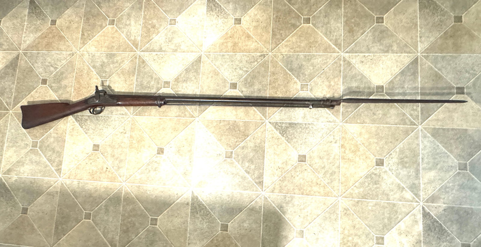RARE CIVIL WAR SPRINGFIELD RIFLE WITH BAYONET: RARE CIVIL WAR SPRINGFIELD RIFLE WITH BAYONET. AN ULTRA RARE FIND THAT IS IN MINT OVERALL SHAPE AND CONDITION WITH A BEAUTIFUL OVERALL PATINA. HAS A GREAT LOOK TO IT WITH AN EXCELLENT OVERALL EYE APPE