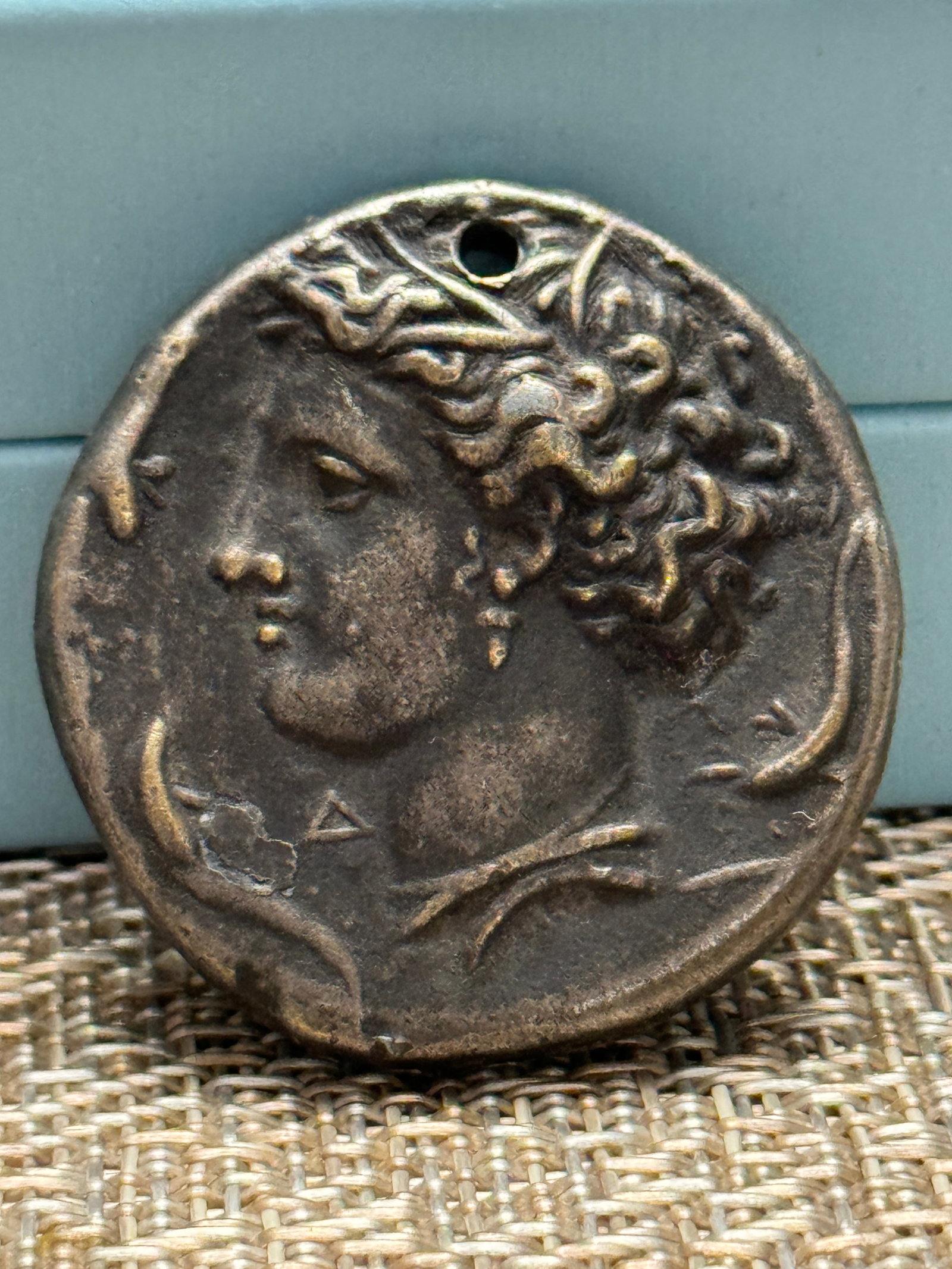 Ancient Siracusa, decadracma di euainetos, 405-395 ac ca Silver Coin: Ancient Siracusa, decadracma di euainetos, 405-395 ac ca Silver Coin. Coin is holed. Beautiful rare find. Please view all detailed pictures. A great find and an excellent addition to your collection.