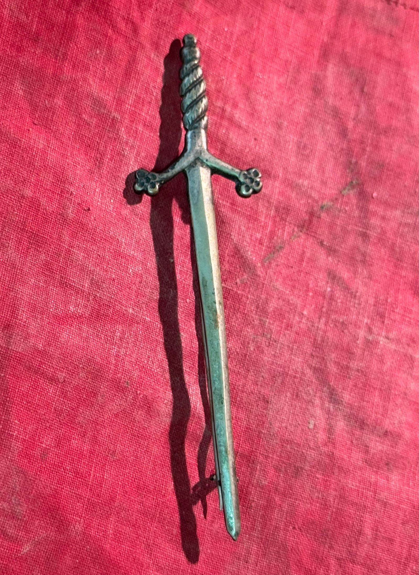 WW2 GERMAN WIKING SS MINIATURE SWORD PIN BADGE: WW2 GERMAN WIKING SS MINIATURE SWORD PIN BADGE. A RARE FIND. SHOWS GOOD WEAR AND USE WITH A BEAUTIFUL PATINA THROUGHOUT. A RARE FIND.