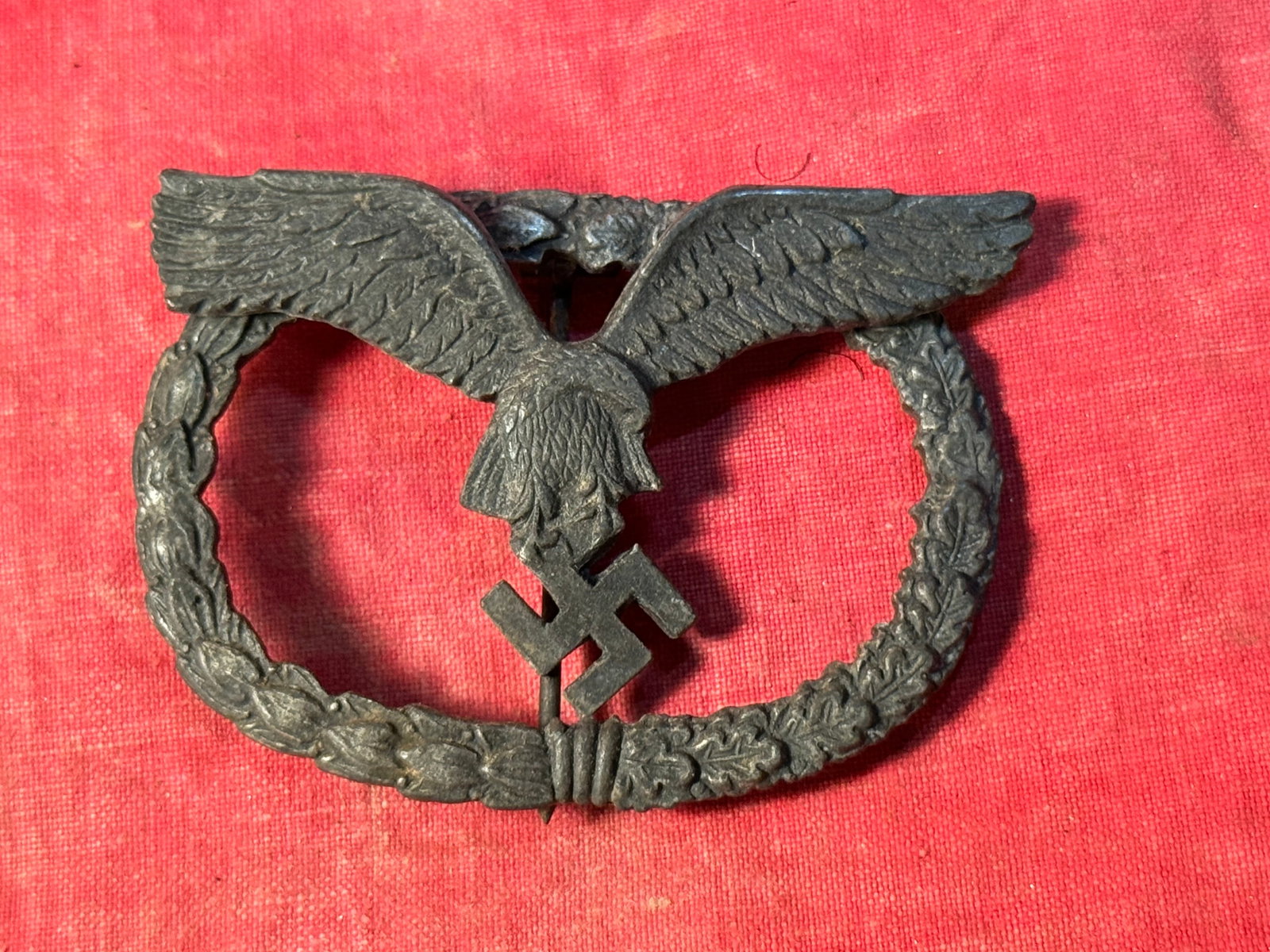 EARLY WW2 GERMAN LUFTWAFFE PILOT'S BADGE WIDE DESIGN: EARLY WW2 GERMAN LUFTWAFFE PILOT'S BADGE WIDE DESIGN. Zinc-based example. This company never marked their pilot’s badges. Shows good wear and use with a beautiful overall patina. Please view all det