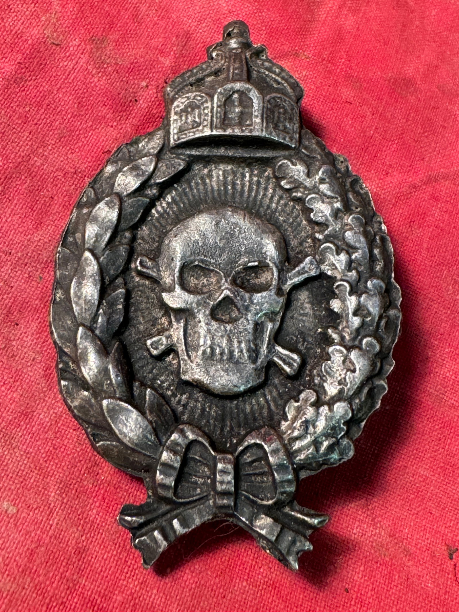 IMPERIAL GERMAN BADGE W/ SKULL AND CROSS BONES: IMPERIAL GERMAN BADGE W/ SKULL AND CROSS BONES. SHOWS GOOD WEAR AND USE WITH A BEAUTIFUL PATINA THROUGHOUT. PLEASE VIEW ALL DETAILED PICTURES. A WELL MADE ANTIQUE GERMAN ARTIFACT.
