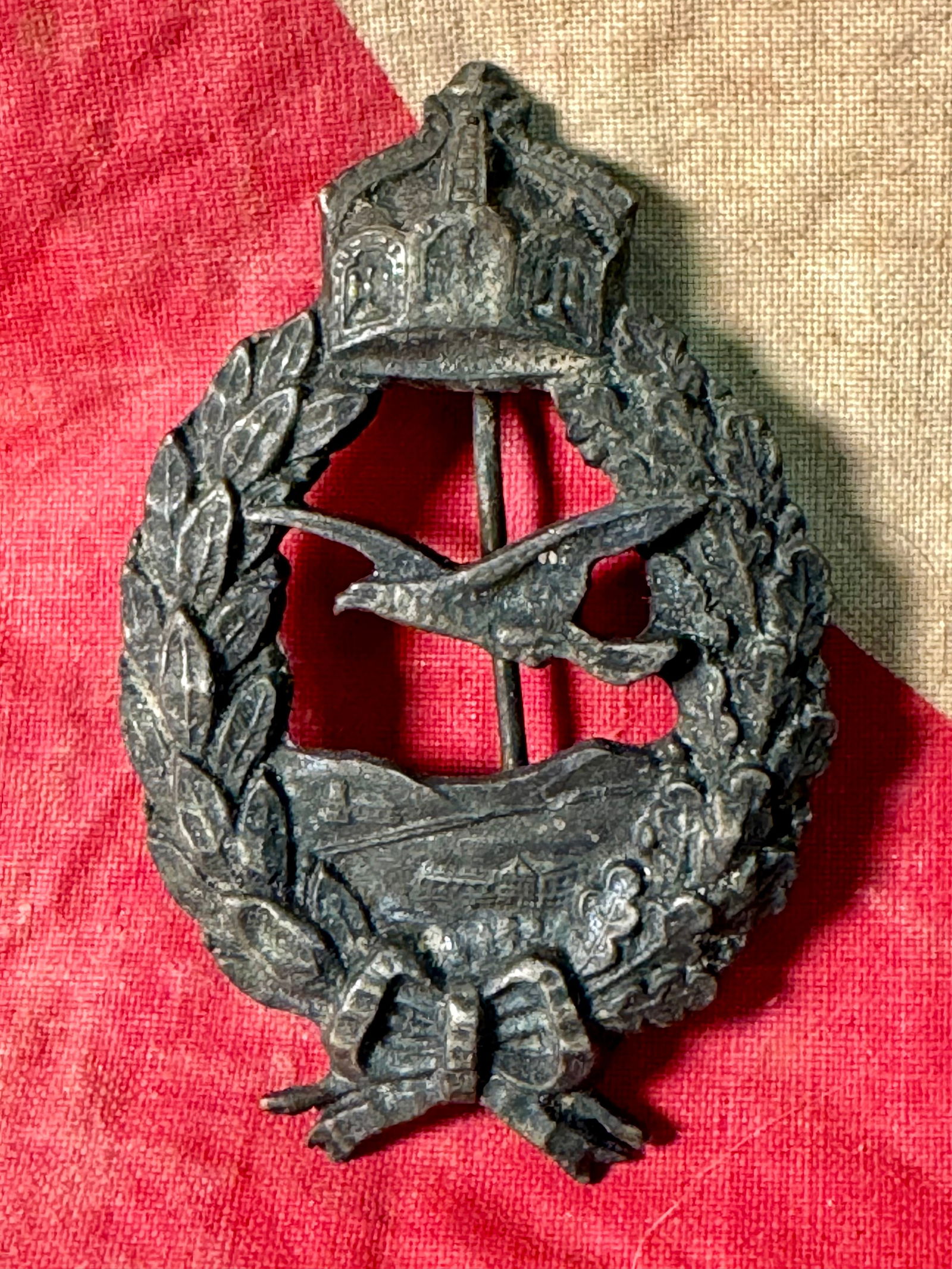 WWI IMPERIAL GERMAN COMMEMORATIVE PILOT BADGE: WWI IMPERIAL GERMAN COMMEMORATIVE PILOT BADGE. Features crown on top with oak and laurel leaf wreath surrounding eagle in flight. Reverse is a vertical pin and C catch. Measures 2 ¾ inches. Ver