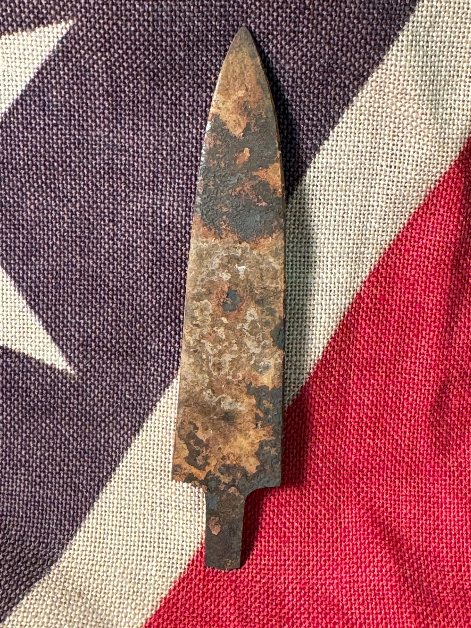 ANTIQUE 1800'S NATIVE AMERICAN INDIAN TRADE SPEAR POINT: ANTIQUE 1800'S NATIVE AMERICAN INDIAN TRADE SPEAR POINT. A RARE FIND. IT IS IN MINT OVERALL SHAPE AND CONDITION WITH A BEAUTIFUL OVERALL PATINA. HAS A GREAT LOOK TO IT WITH AN EXCELLENT OVERALL EYE AP