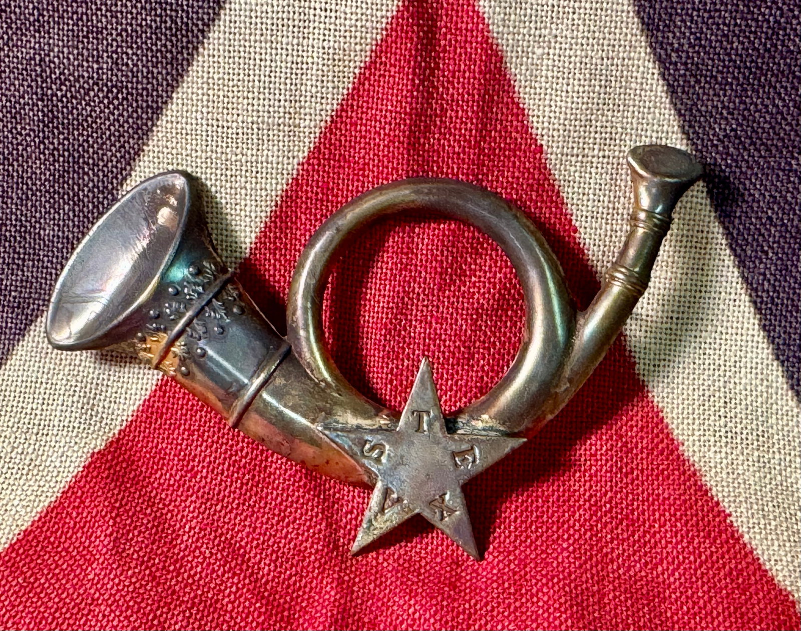 CIVIL WAR CONFEDERATE CSA TEXAS INFANTRY BADGE INSIGNIA: CIVIL WAR CONFEDERATE CSA TEXAS INFANTRY BADGE INSIGNIA. IT IS IN MINT OVERALL SHAPE AND CONDITION WITH A BEAUTIFUL OVERALL PATINA. HAS A GREAT LOOK TO IT WITH AN EXCELLENT OVERALL EYE APPEAL. A GREAT