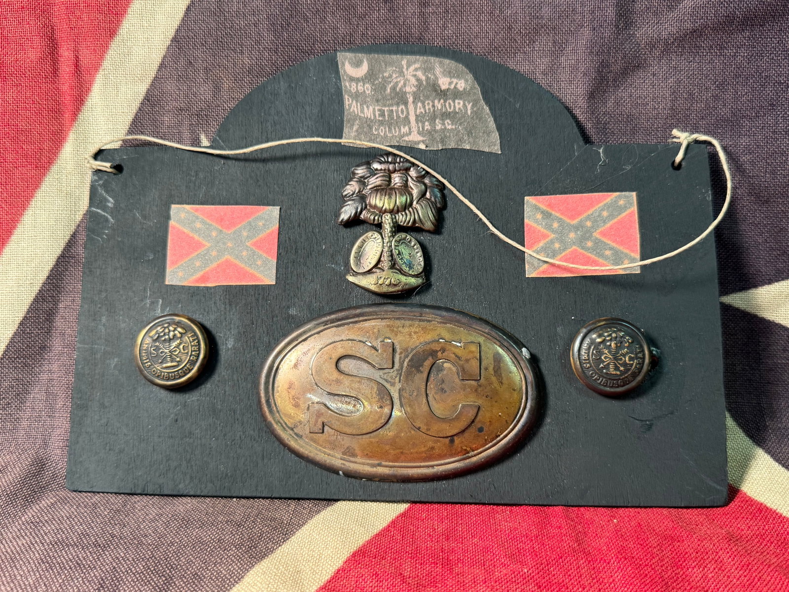 RARE CIVIL WAR SOUTH CAROLINA FRAMED RELICS - BUCKLE, INSIGNIA AND BUTTONS - FRAMED: RARE CIVIL WAR SOUTH CAROLINA FRAMED RELICS - BUCKLE, INSIGNIA AND BUTTONS - FRAMED. IT IS IN MINT OVERALL SHAPE AND CONDITION WITH A BEAUTIFUL OVERALL PATINA. HAS A GREAT LOOK TO IT WITH AN EXCELLENT