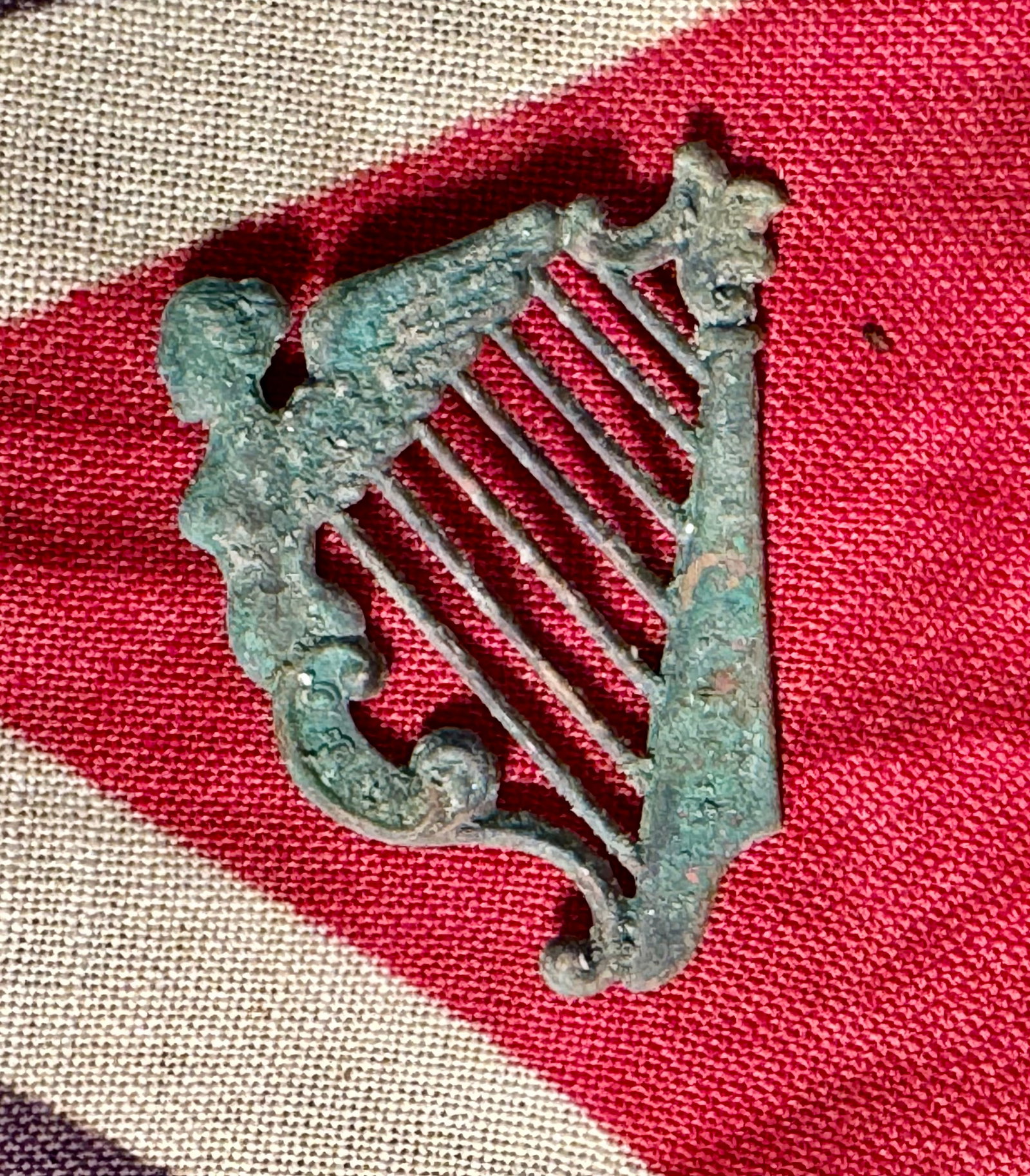 RARE EXCAVATED CIVIL WAR 69TH IRISH BRIGADE HARP PLATE BADGE: RARE EXCAVATED CIVIL WAR 69TH IRISH BRIGADE HARP PLATE BADGE. A RARE FIND. IN DUG SHAPE AND CONDITION. PLEASE VIEW ALL DETAILED PICTURES. A RARE FIND.