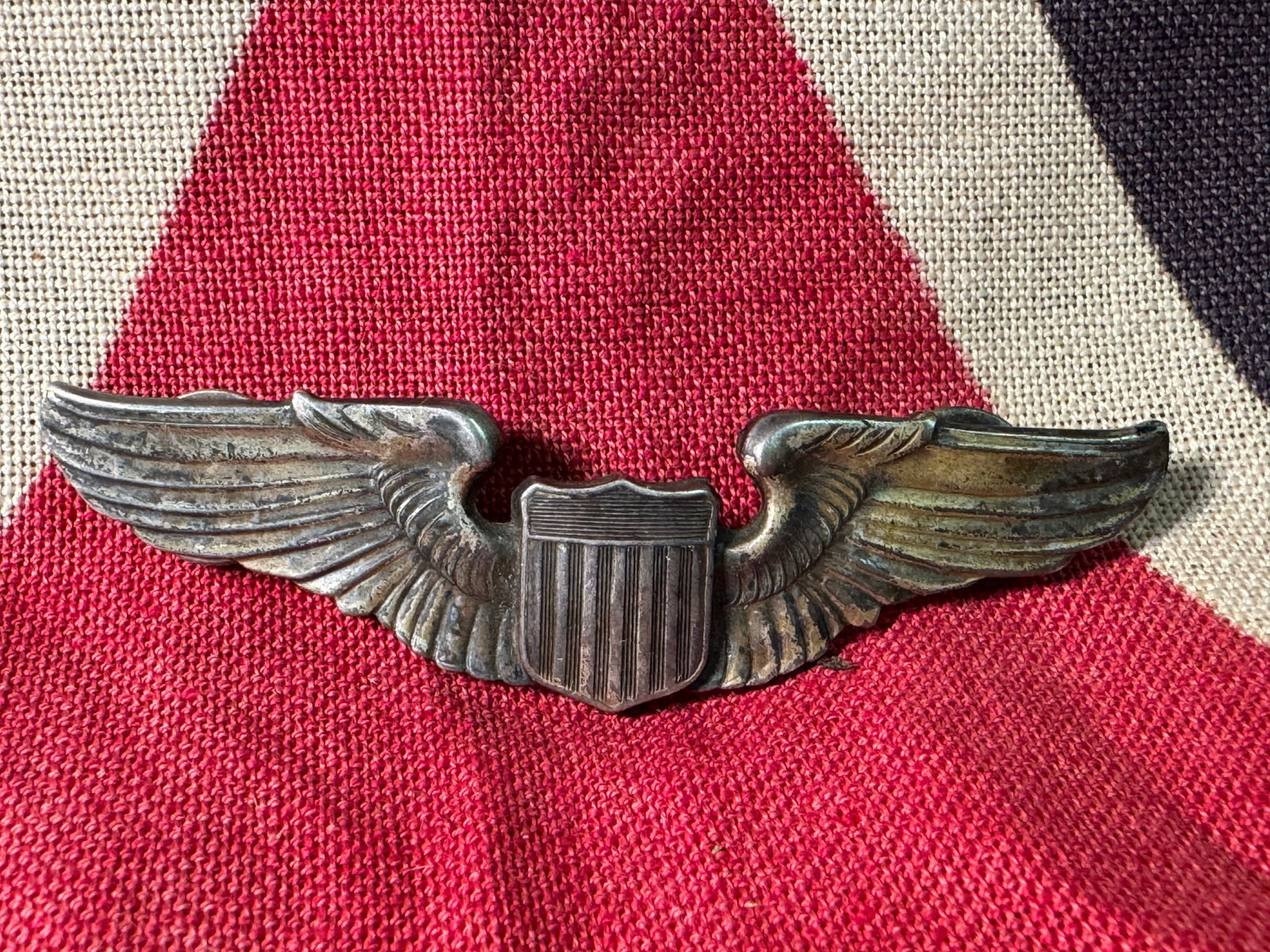US WWII USAAF 3 Inch Pilot Wings, Amico, Sterling, Pinback: US WWII USAAF 3 Inch Pilot Wings, Amico, Sterling, Pinback. A rare find. It is in mint overall shape and condition with a beautiful overall patina. A great find and an excellent addition to your colle