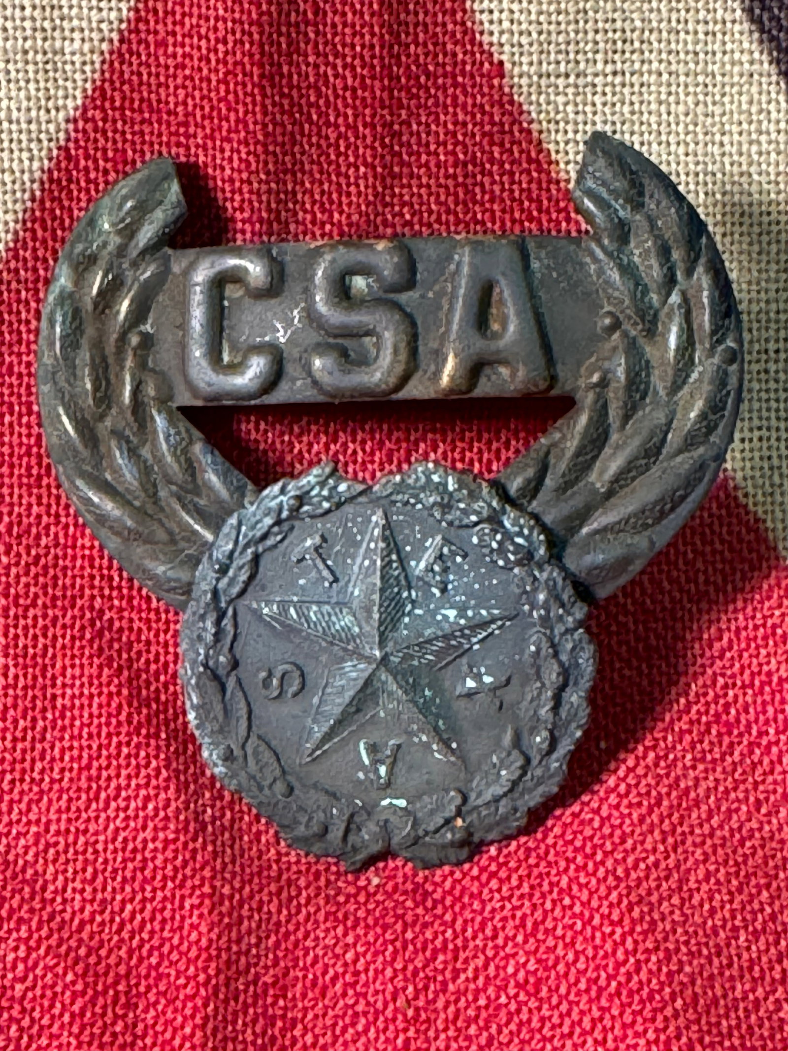 RARE CIVIL WAR CONFEDERATE CSA TEXAS OFFICER BADGE INSIGNIA WITH WREATH: RARE CIVIL WAR CONFEDERATE CSA TEXAS OFFICER BADGE INSIGNIA WITH WREATH. A rare find. It is in mint overall shape and condition with a beautiful overall patina. A great find and an excellent addition 