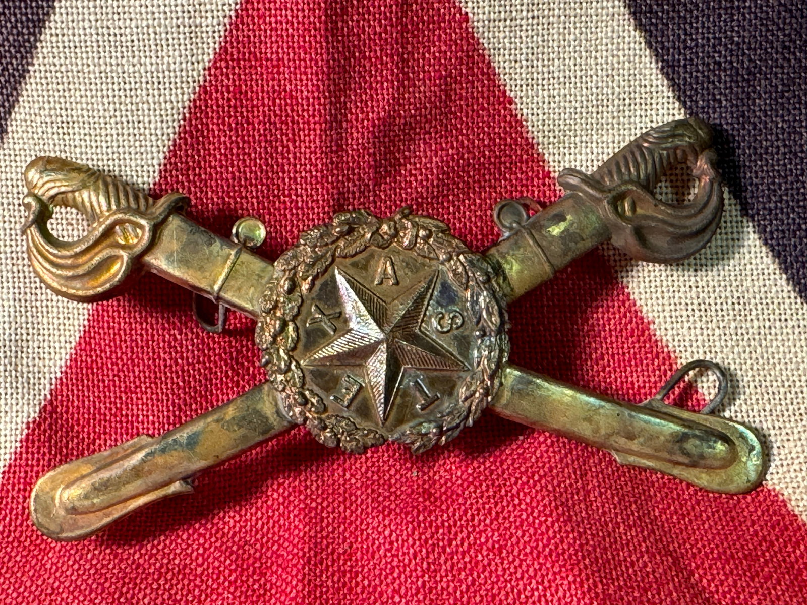 RARE CIVIL WAR CONFEDERATE CSA TEXAS CAVALRY CROSSED SABERS INSIGNIA BADGE: RARE CIVIL WAR CONFEDERATE CSA TEXAS CAVALRY CROSSED SABERS INSIGNIA BADGE. A VERY RARE FIND. IT IS IN MINT OVERALL SHAPE AND CONDITION WITH A BEAUTIFUL OVERALL PATINA. SHOWS GOOD WEAR AND USE. A GREA
