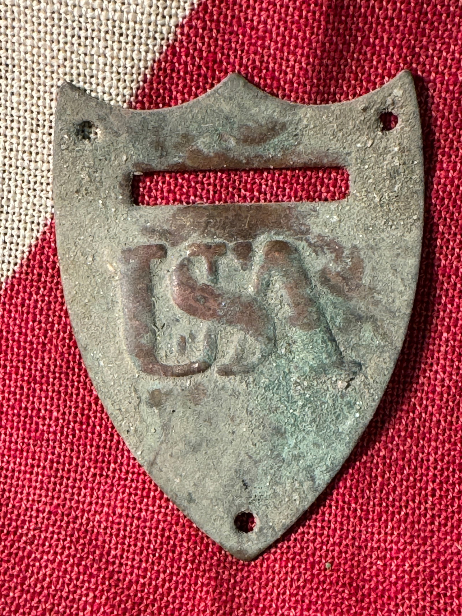 RARE CIVIL WAR USA SADDLE SHIELD PLATE: RARE CIVIL WAR USA SADDLE SHIELD PLATE. IT IS IN MINT OVERALL SHAPE AND CONDITION WITH A BEAUTIFUL OVERALL PATINA. SHOWS GOOD WEAR AND USE. A GREAT FIND AND AN EXCELLENT ADDITION TO YOUR COLLECTION.