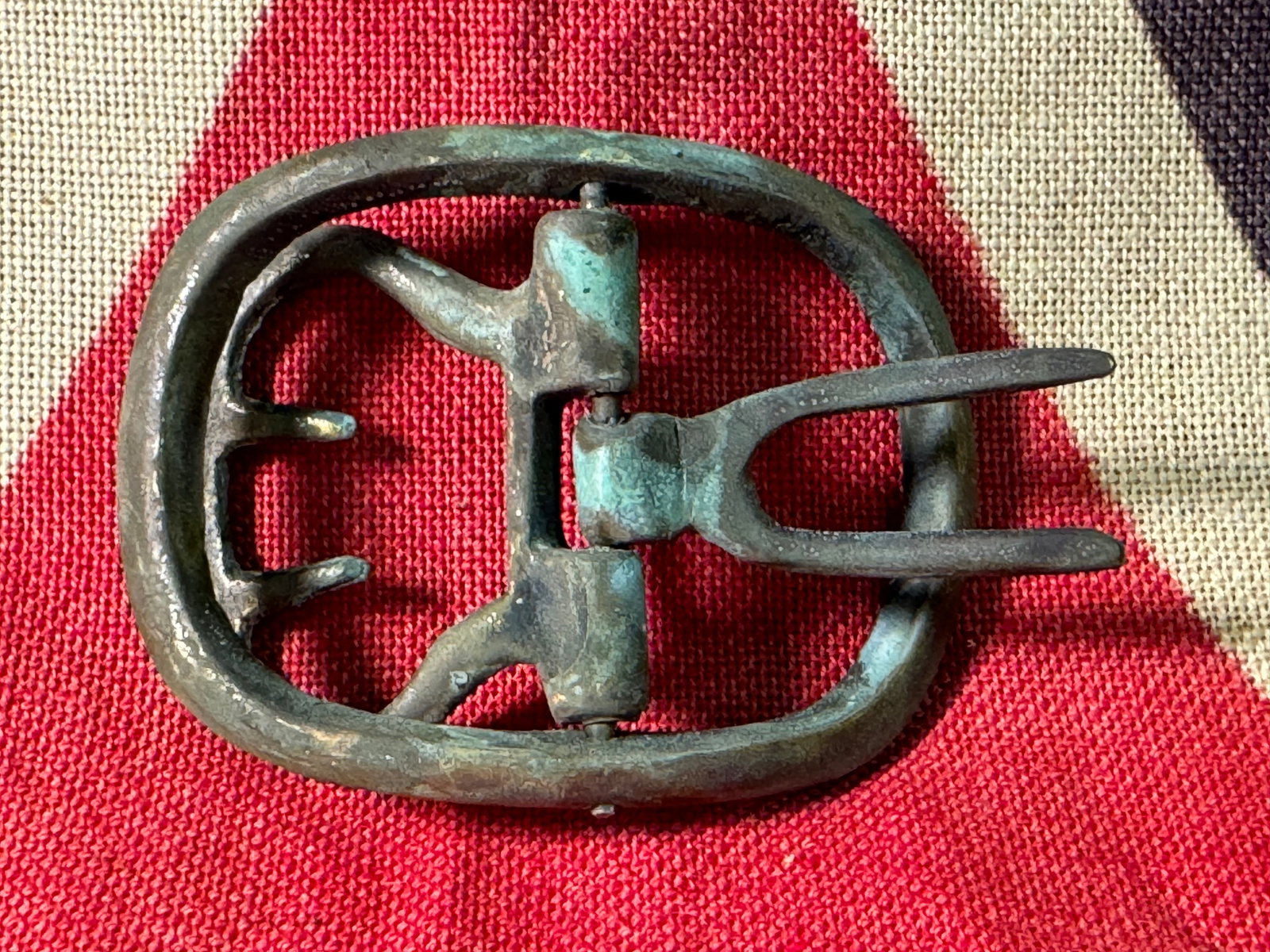 REVOLUTIONARY WAR SOLDIERS SHOE BUCKLE: REVOLUTIONARY WAR SOLDIERS SHOE BUCKLE. A RARE FIND. IT IS IN MINT OVERALL SHAPE AND CONDITION WITH A BEAUTIFUL OVERALL PATINA. A GREAT FIND AND AN EXCELLENT ADDITION TO YOUR COLLECTION.