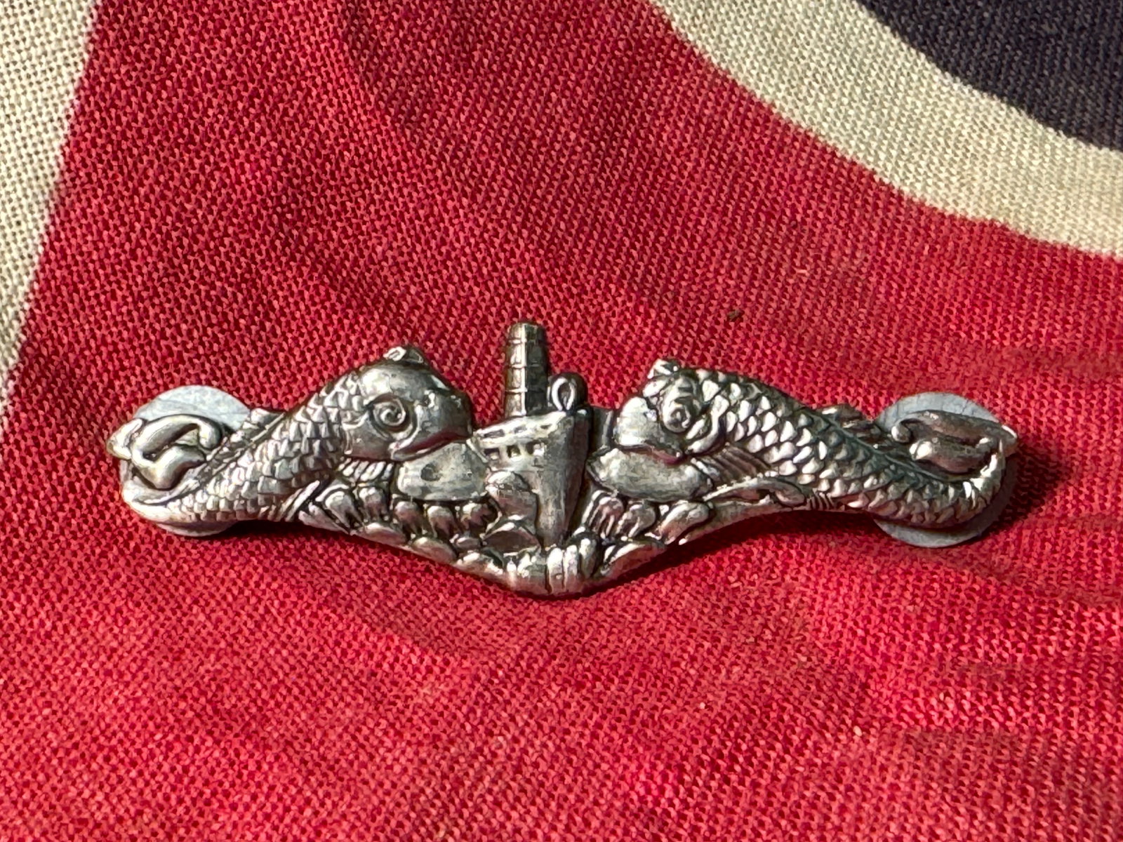 WW1 Submarine Warfare insignia US junior rank 1924: WW1 Submarine Warfare insignia US junior rank 1924. A RARE FIND. IT IS IN MINT OVERALL SHAPE AND CONDITION WITH A BEAUTIFUL OVERALL PATINA. A GREAT FIND AND AN EXCELLENT ADDITION TO YOUR COLLECTION.