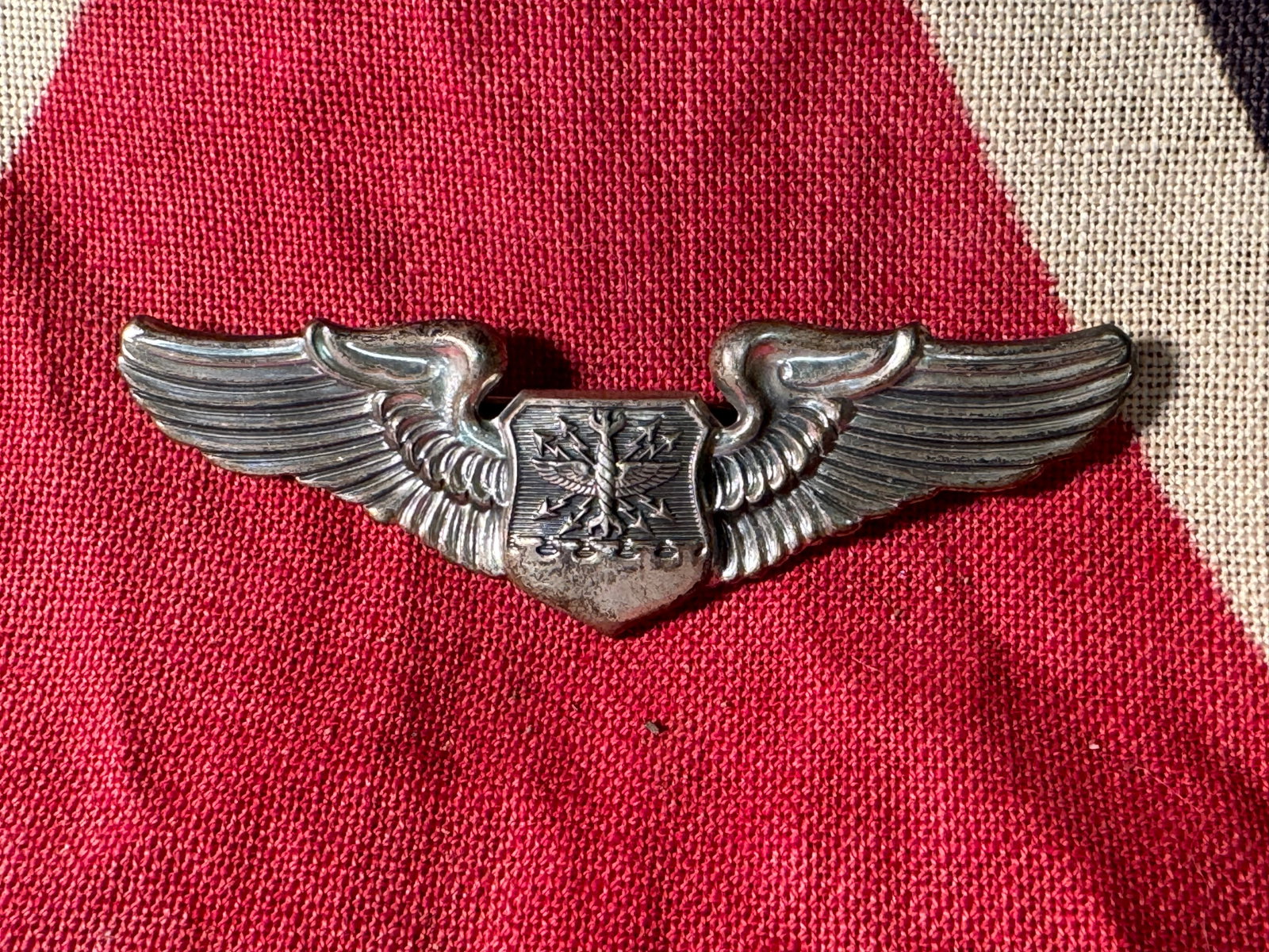 WW2 U.S. NAVIGATOR USAF USA PLOT WINGS BADGE: WW2 U.S. NAVIGATOR USAF USA PLOT WINGS BADGE. IT IS IN MINT OVERALL SHAPE AND CONDITION WITH A BEAUTIFUL OVERALL PATINA. A GREAT FIND AND AN EXCELLENT ADDITION TO YOUR COLLECTION.