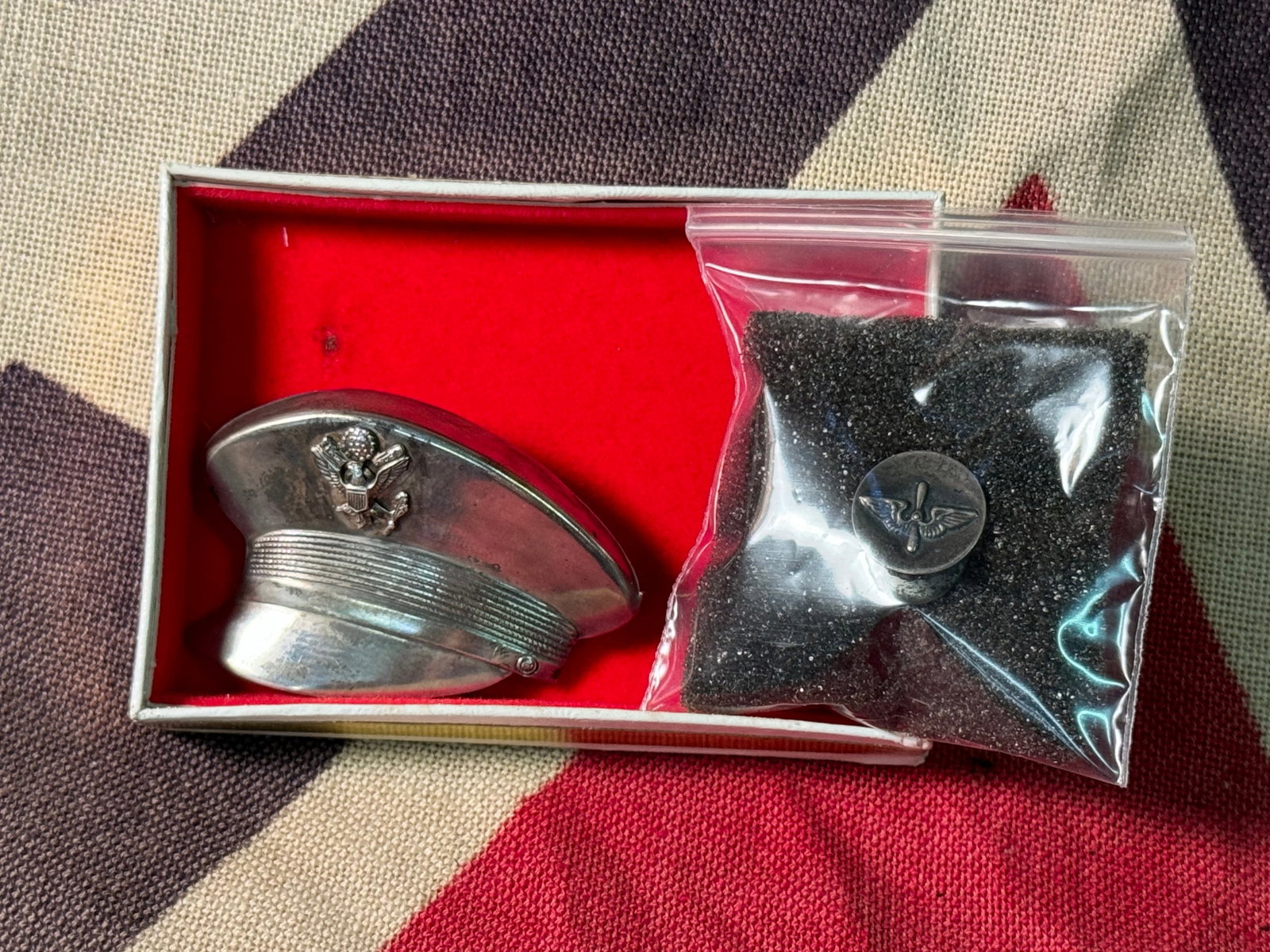 RARE WW2 U.S. AVIATOR PILOTS STERLING HAT AND WINGS BADGES: RARE WW2 U.S. AVIATOR PILOTS STERLING HAT AND WINGS BADGES. A RARE FIND. IT IS IN MINT OVERALL SHAPE AND CONDITION WITH A BEAUTIFUL OVERALL PATINA. A GREAT FIND AND AN EXCELLENT ADDITION TO YOUR COLLE