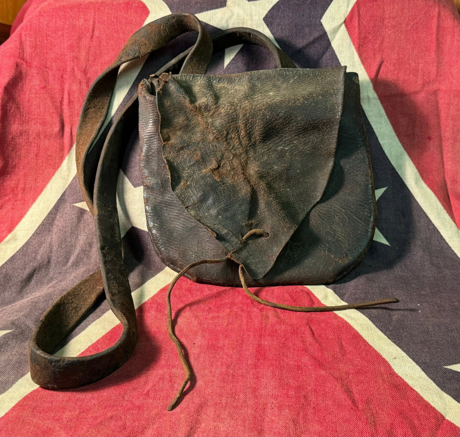 CIVIL WAR CONFEDERATE CSA OFFICER HAVERSACK: CIVIL WAR CONFEDERATE CSA OFFICER HAVERSACK. A RARE FIND. IT IS IN MINT OVERALL SHAPE AND CONDITION WITH A BEAUTIFUL OVERALL PATINA. SHOWS GOOD WEAR AND USE. A GREAT FIND AND AN EXCELLENT ADDITION TO 