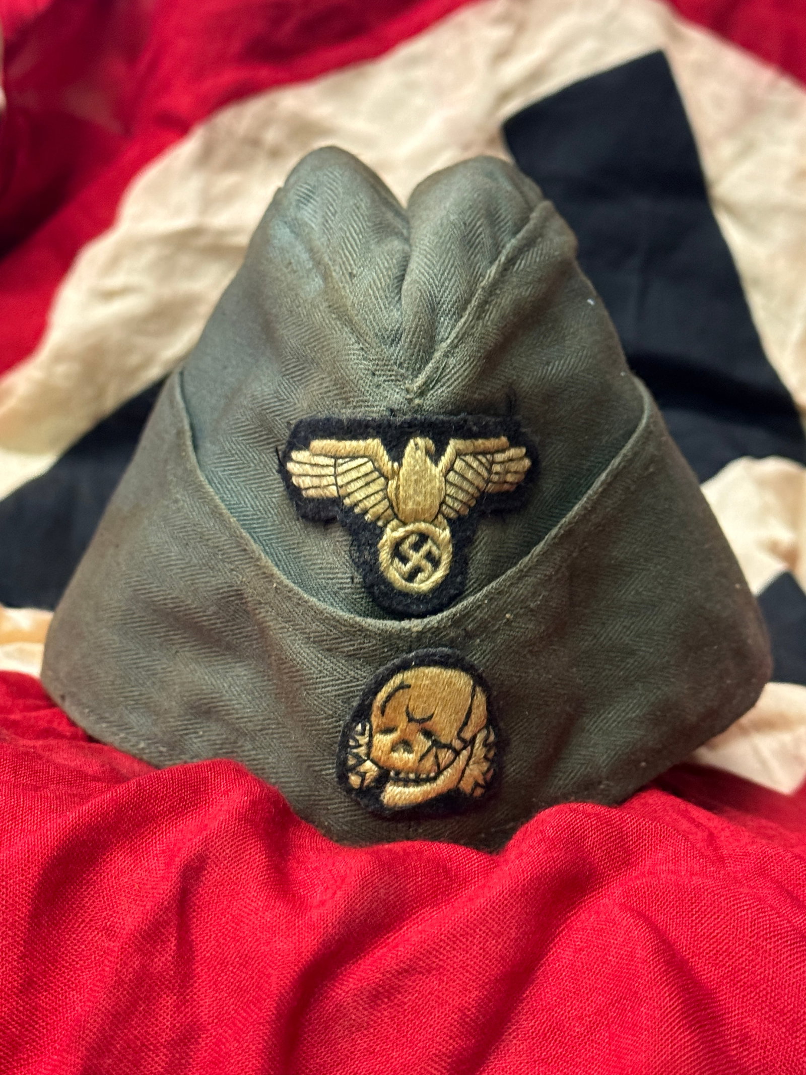 EARLY WW2 GERMAN M40 WAFFENN SS FELDMUTZE SIDE CAP MAKER MARKED BEROLINA 57: EARLY WW2 GERMAN M40 WAFFENN SS FELDMUTZE SIDE CAP MAKER MARKED BEROLINA 57. AN ULTRA RARE FIND THAT IS IN MINT OVERALL SHAPE AND CONDITION WITH A BEAUTIFUL OVERALL PATINA. HAS THE SIZE MARK 57 WITH T