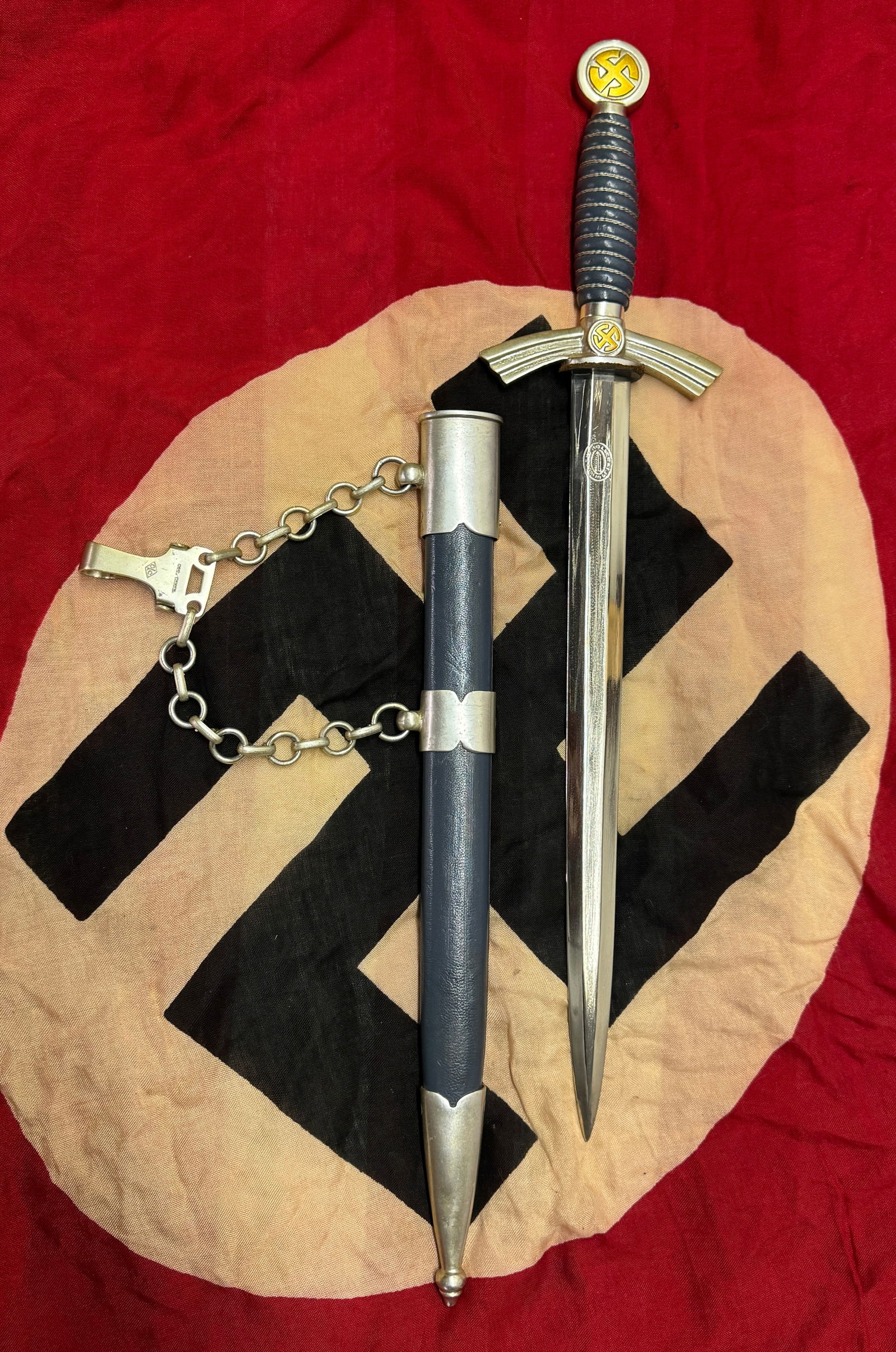 Early WW2 German 1st Model Luftwaffe Dagger With Sheath And Hanger: Early WW2 German 1st Model Luftwaffe Dagger With Sheath And Hanger. Blade is maker marked and the hanger clip is maker marked as well - view pictures. In mint shape and condition with a beautiful pati