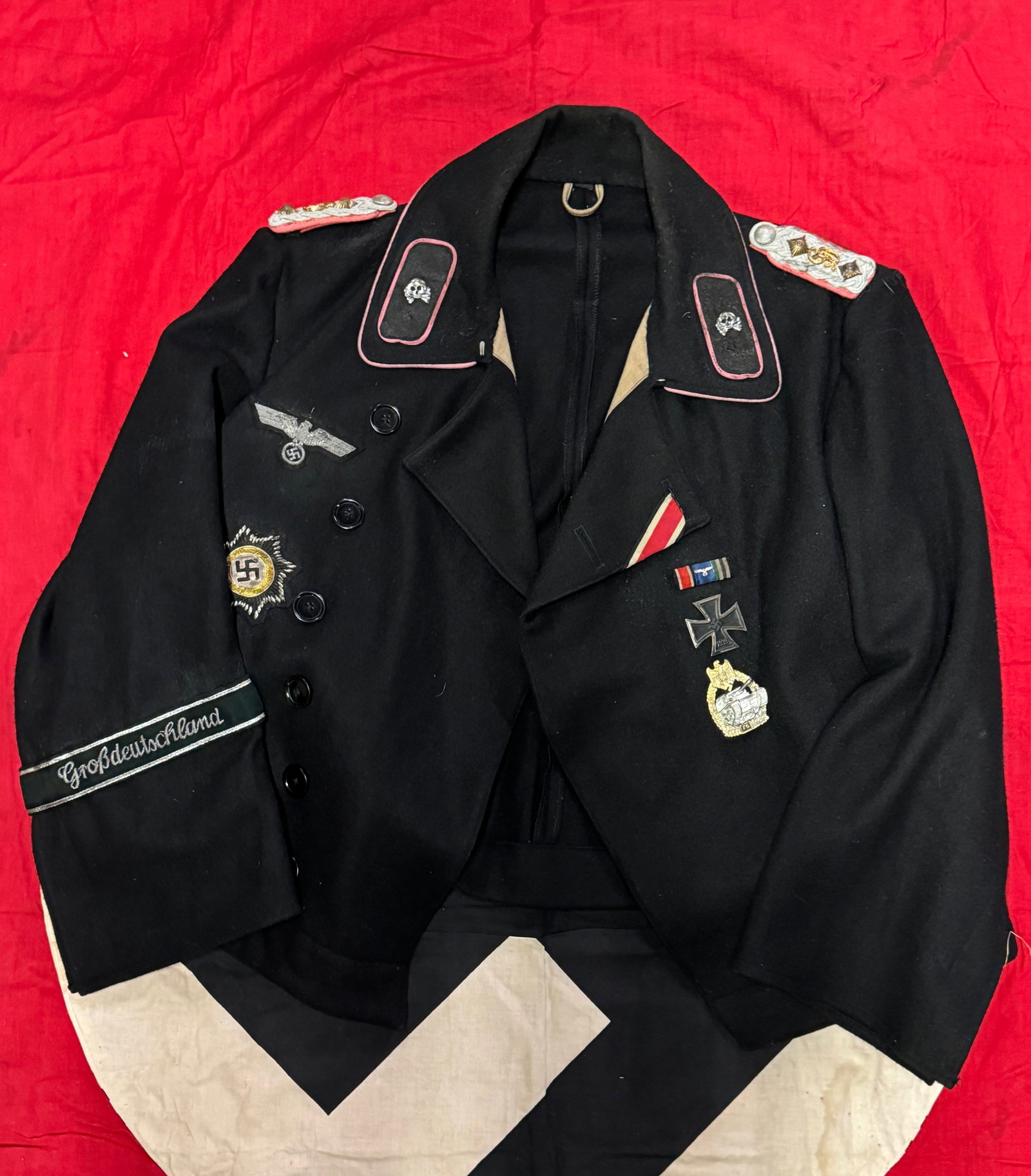 WW2 GERMAN 2ND TYP HEER PIPED BLACK PANZER WRAP FOR A LIEUTENANT PNZERGRENADIER DIVISION: WW2 GERMAN 2ND TYP HEER PIPED BLACK PANZER WRAP FOR A LIEUTENANT PNZERGRENADIER DIVISION GROBDEUTSCHLAND. AN ULTRA RARE FIND. THIS WRAP IS COMPLETE - SHOWS GOOD WEAR AND USE WITH A BEAUTIFUL PATINA TH