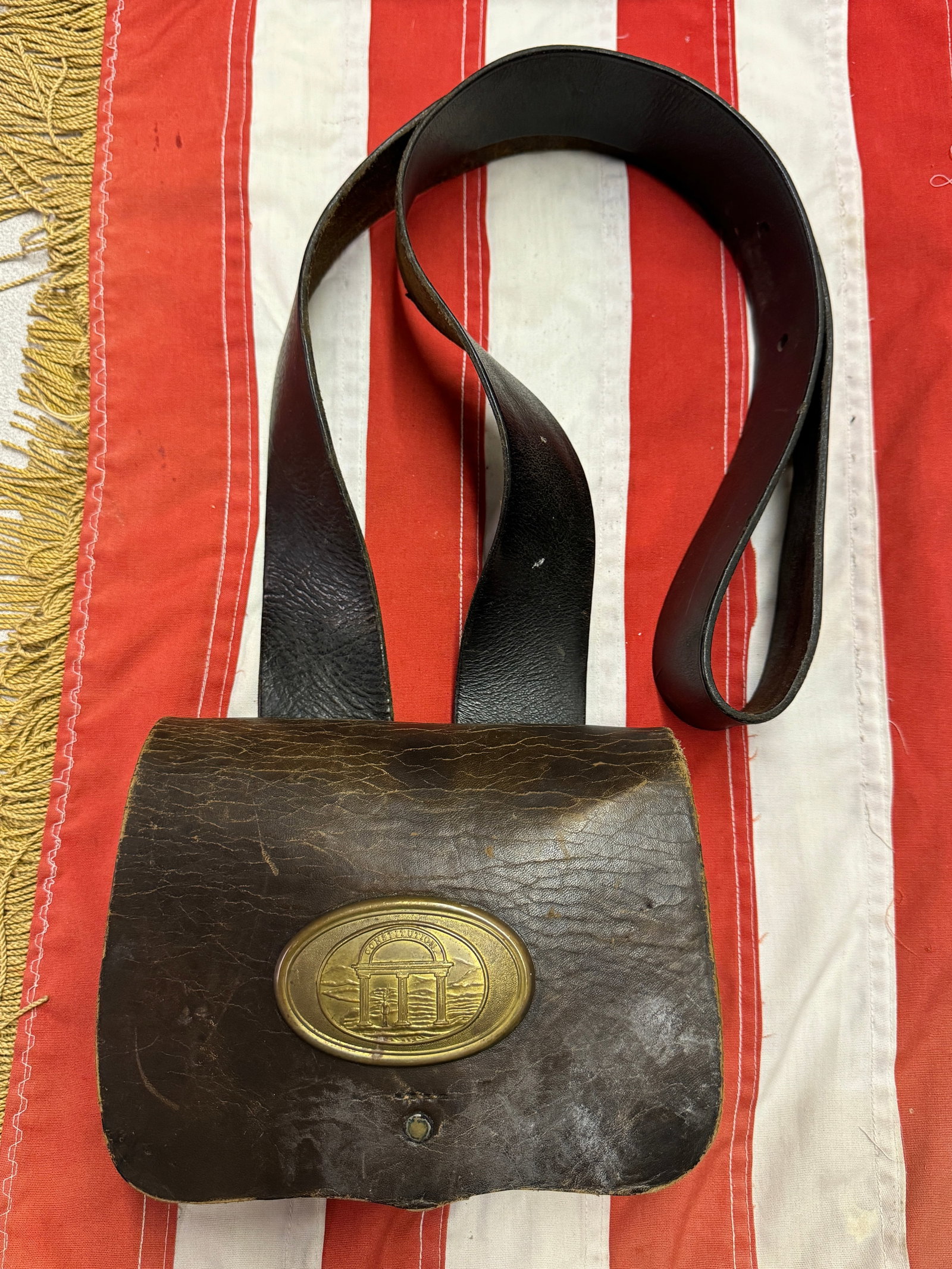 RARE CIVIL WAR CONFEDERATE CSA GEORGIA CARTRIDGE BOX WITH SLING: RARE CIVIL WAR CONFEDERATE CSA GEORGIA CARTRIDGE BOX WITH SLING. A VERY RARE FIND. IT IS IN MINT OVERALL SHAPE AND CONDITION WITH A BEAUTIFUL OVERALL PATINA. HAS THE GEORGIA STATE PLATE ATTACHED TO TH