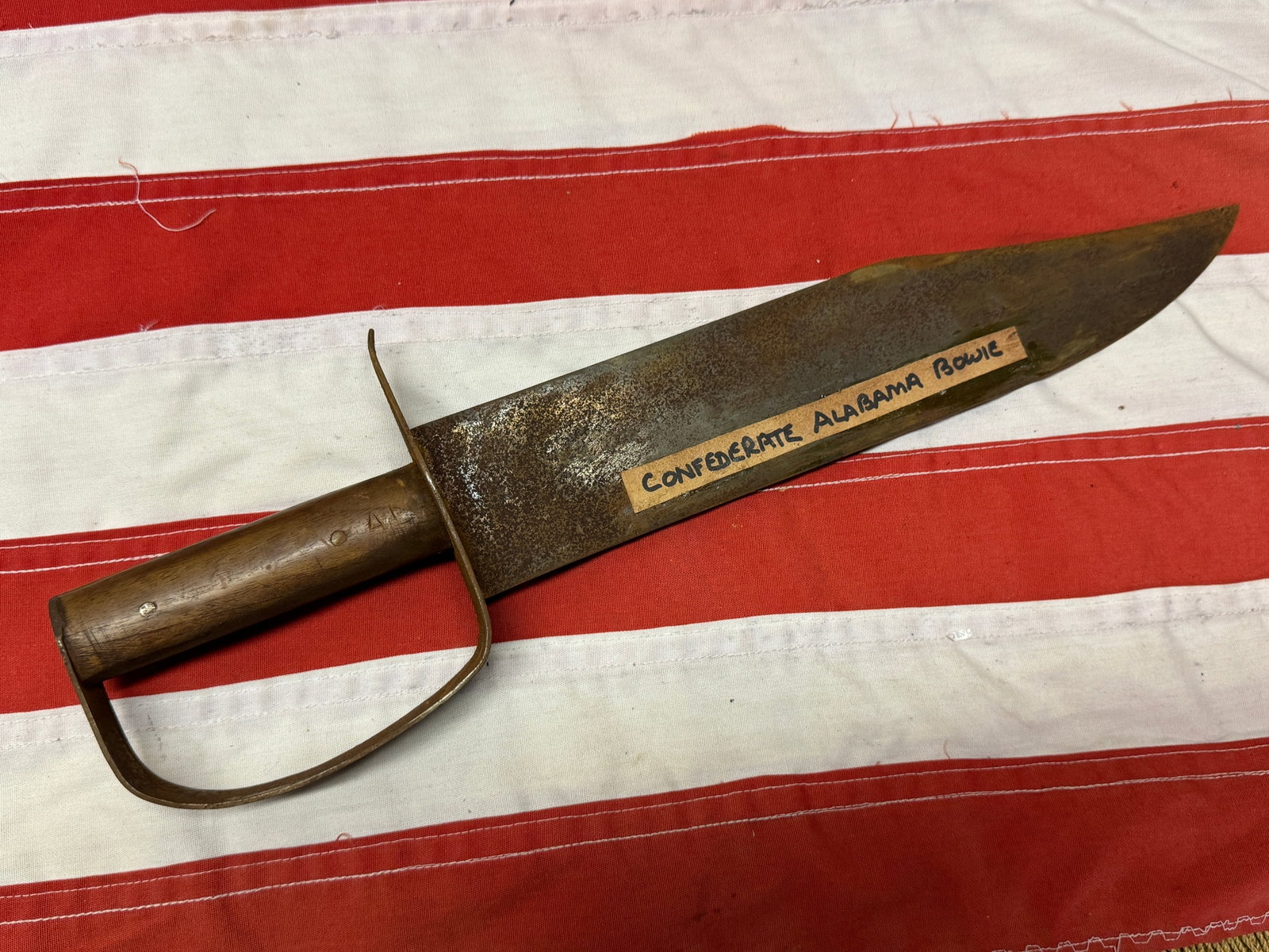 RARE CIVIL WAR CONFEDERATE ALABAMA D-GUARD BOWIE KNIFE WITH A CLIP POINT: RARE CIVIL WAR CONFEDERATE ALABAMA D-GUARD BOWIE KNIFE WITH A CLIP POINT. MARKED AL ON THE WOODEN HANDLE. SHOWS GOOD WEAR AND USE WITH A BEAUTIFUL PATINA THROUGHOUT. PLEASE VIEW ALL DETAILED PICTURES.