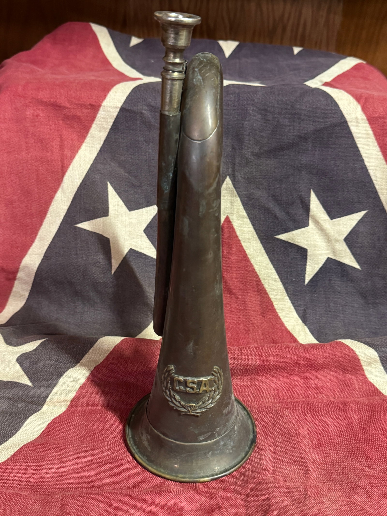 CIVIL WAR CONFEDERATE CSA WITH WREATH MUSICIANS TRUMPET: CIVIL WAR CONFEDERATE CSA WITH WREATH MUSICIANS TRUMPET. A VERY RARE FIND. IT IS IN MINT OVERALL SHAPE AND CONDITION WITH A BEAUTIFUL OVERALL PATINA. A GREAT FIND AND AN EXCELLENT ADDITION TO YOUR COL